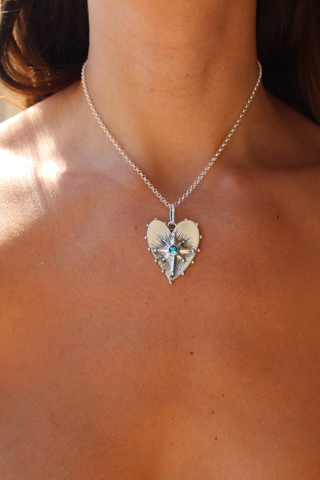Collar corazón guía cristal azul tornasol