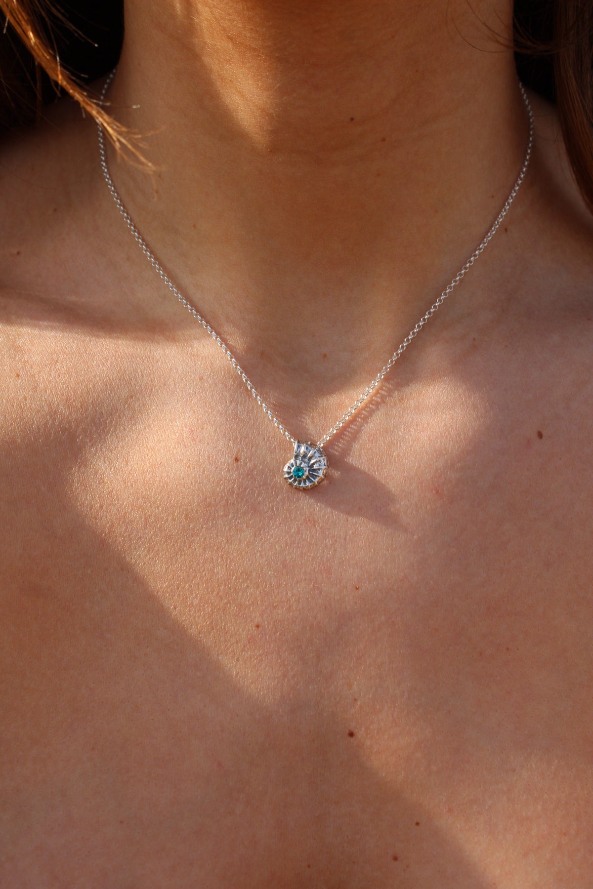 Collar ursula petit vertical con cristal