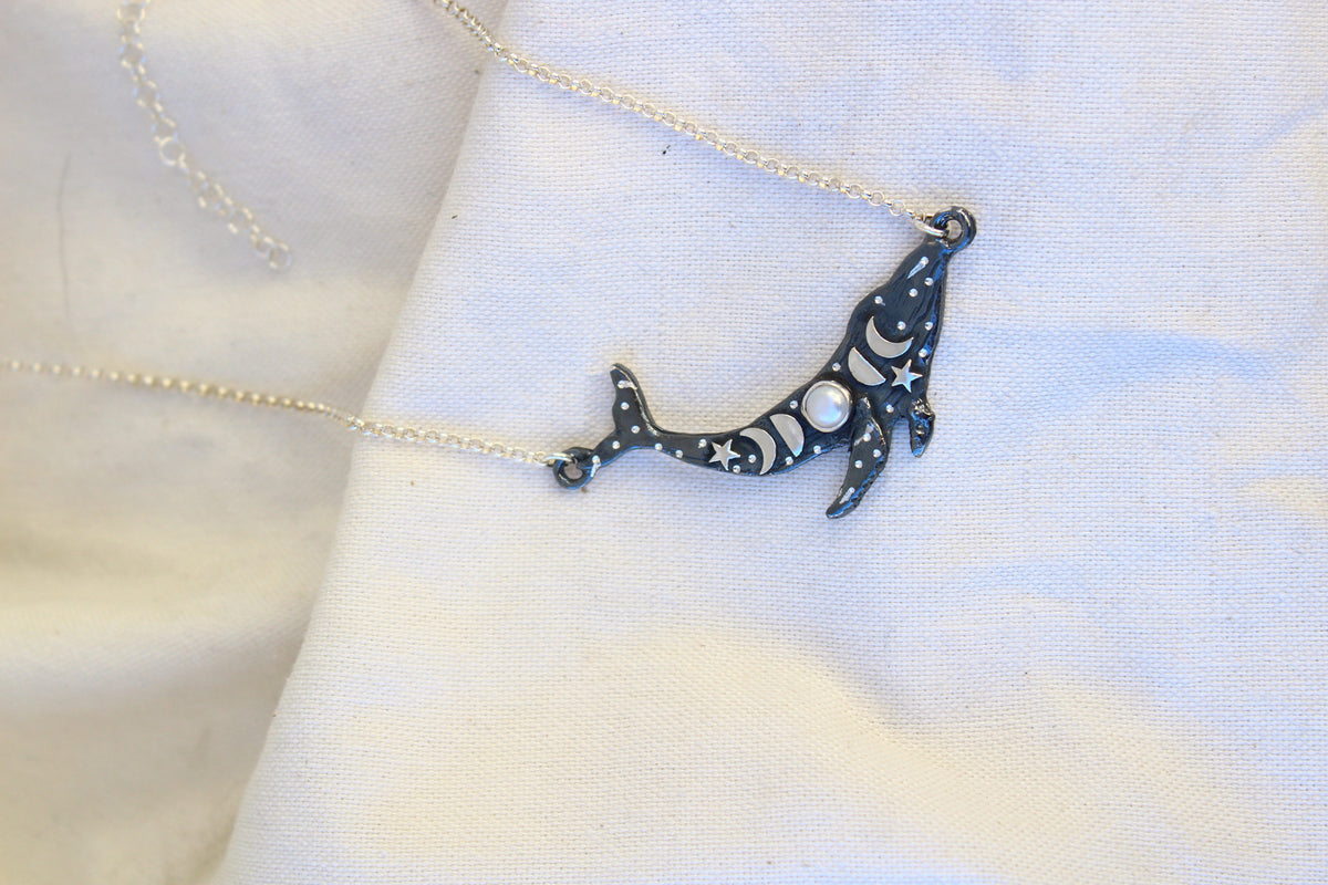 Collar Ballena noche estrellada con perla