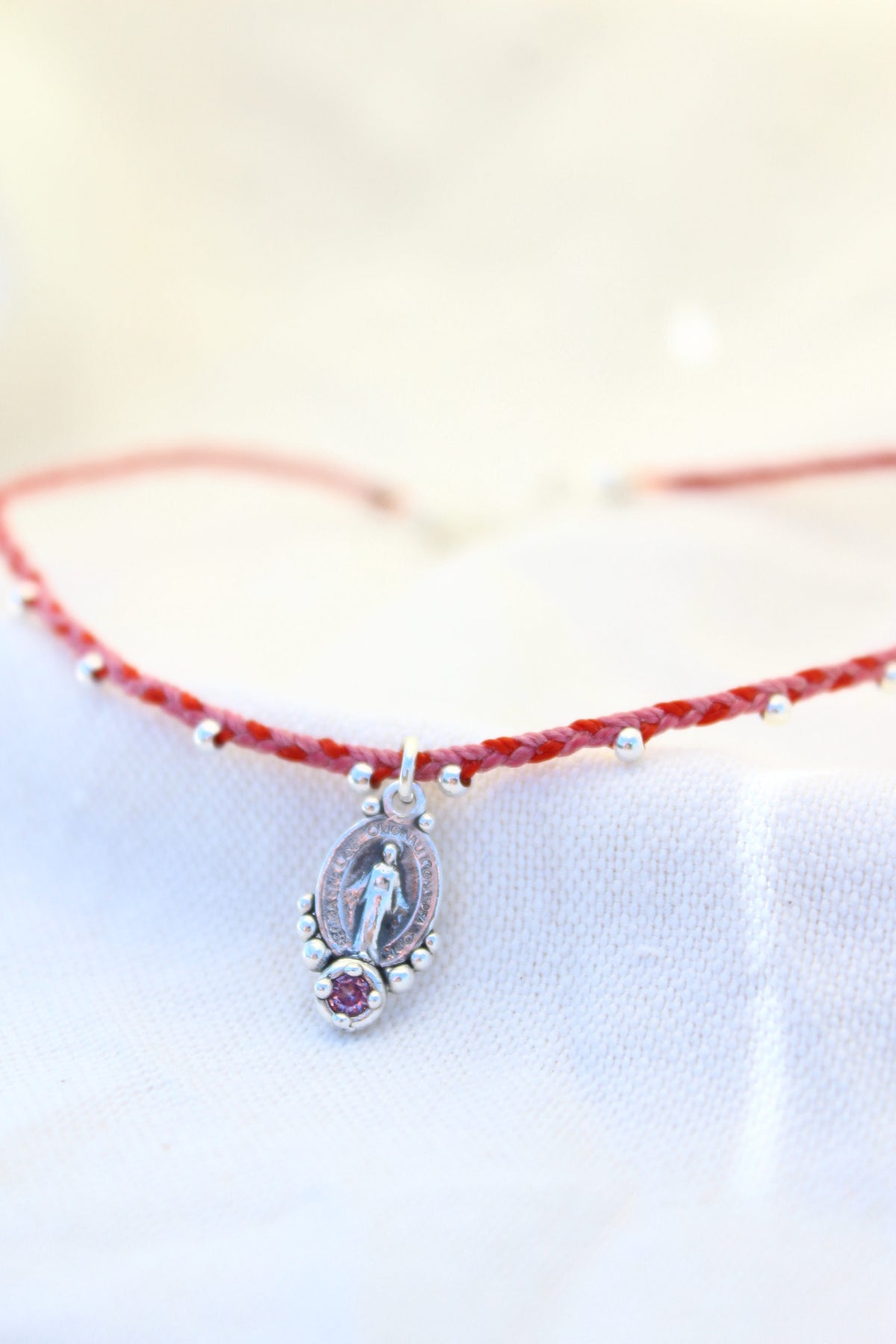 Collar virgen de los rayos tejido rojo y rosa