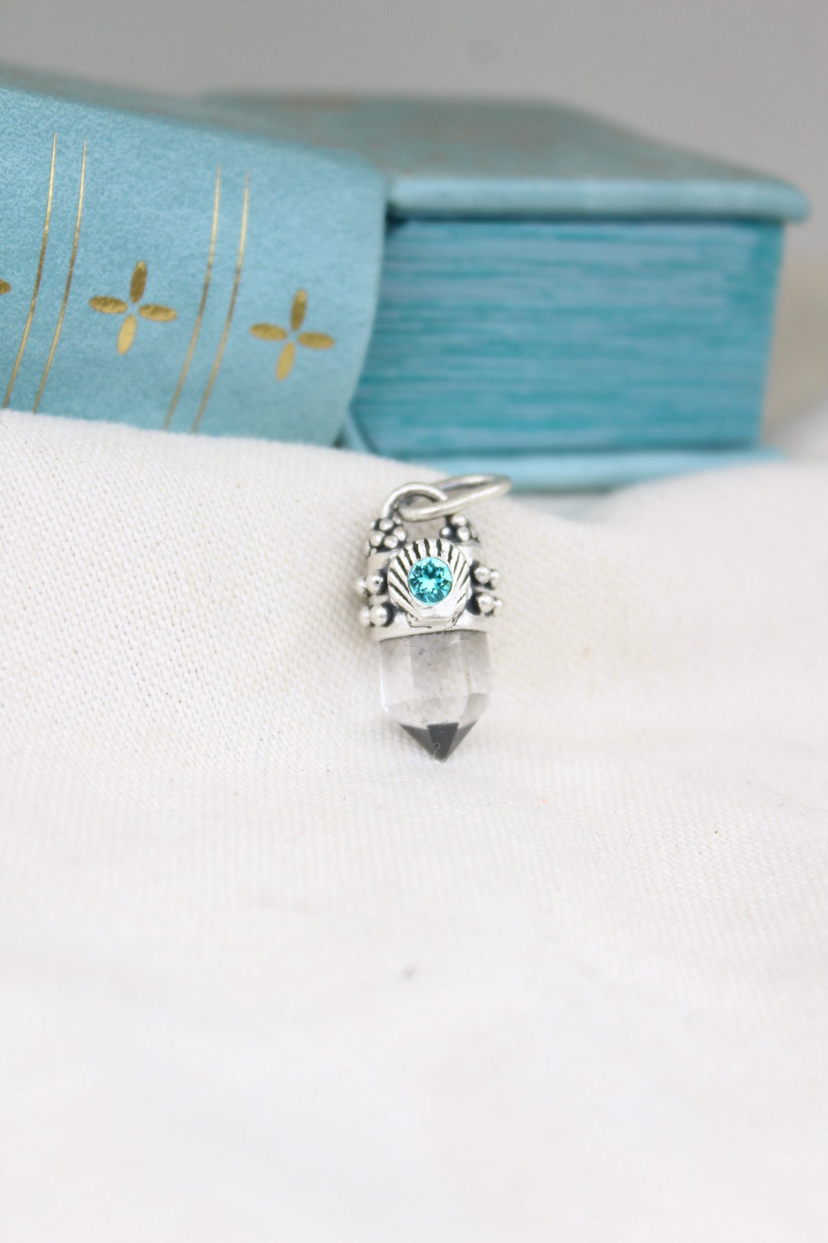 Amuleto petit cuarzo cristal concha celeste