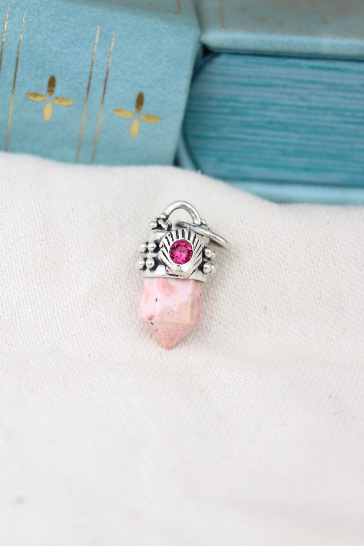 Amuleto petit rodonita concha fucsia