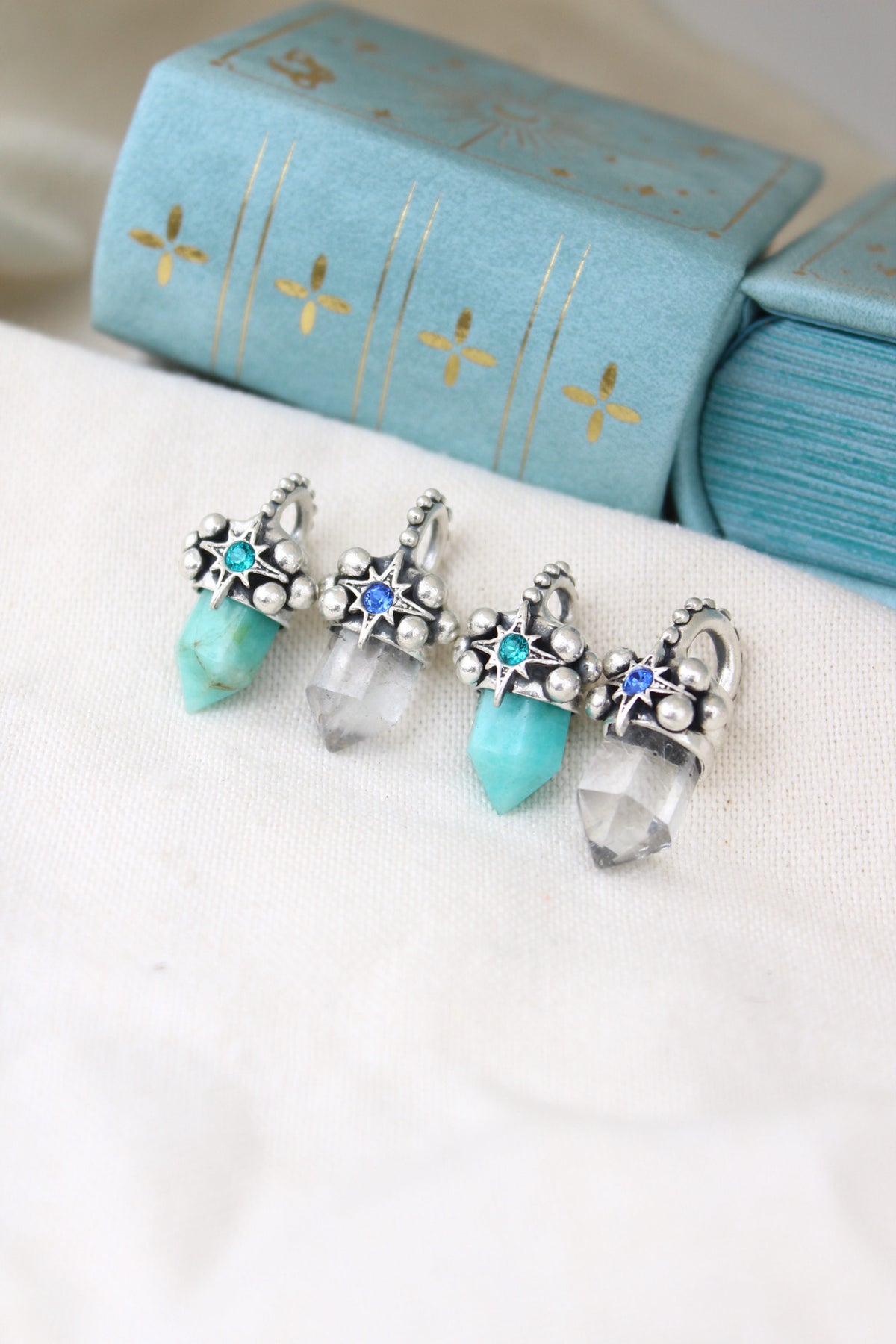 Amuleto petit cuarzo cristal Lucero azul