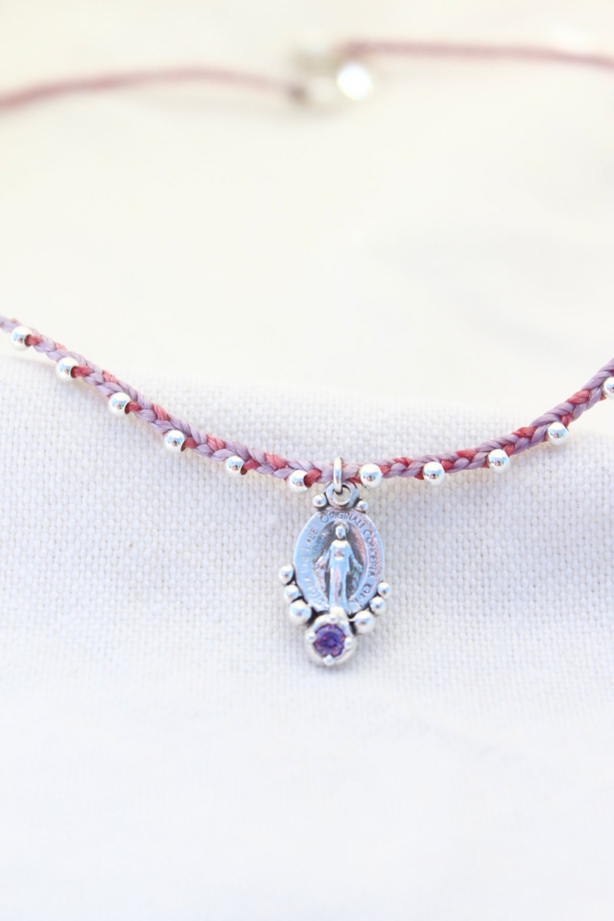 Collar virgen de los milagros tejido rosa y lila