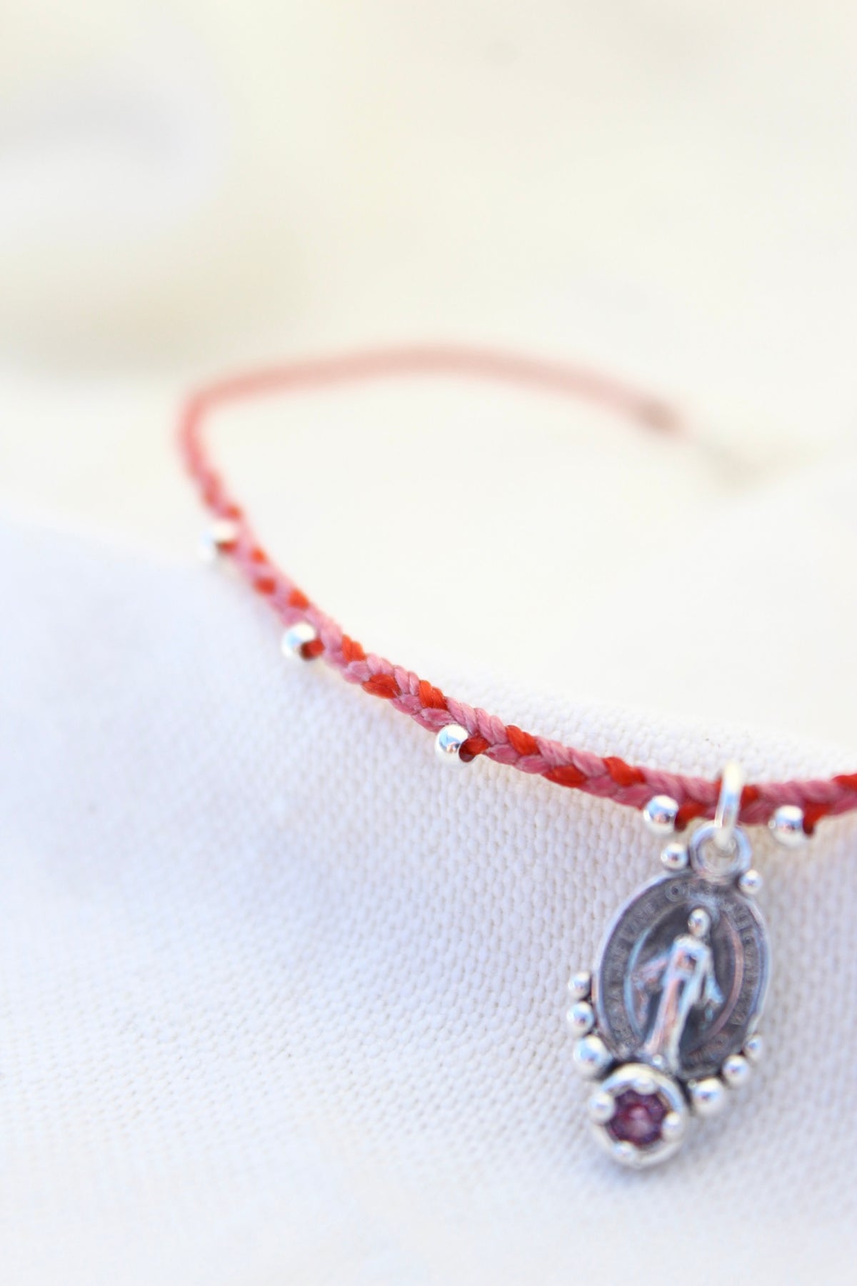 Collar virgen de los rayos tejido rojo y rosa