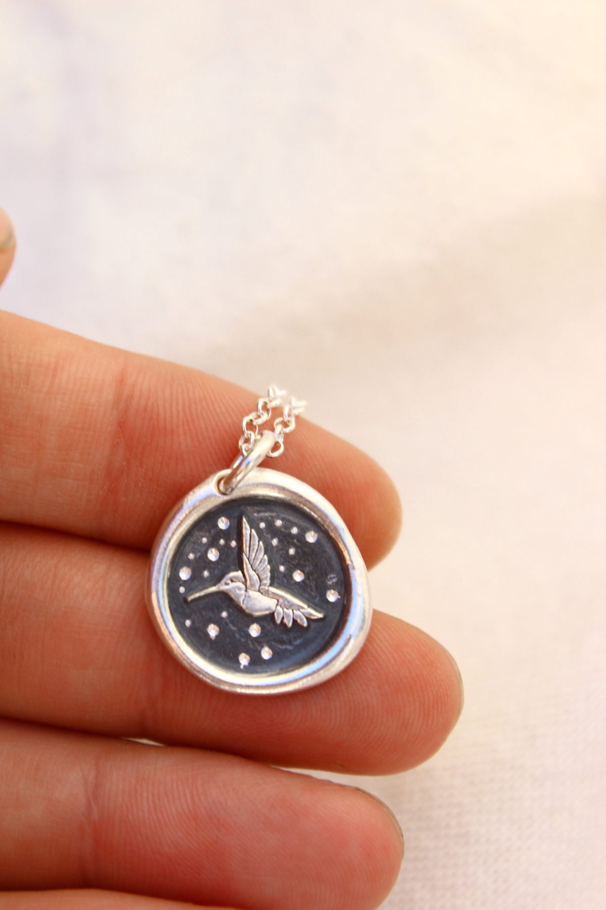Collar medalla colibrí noche estrellada