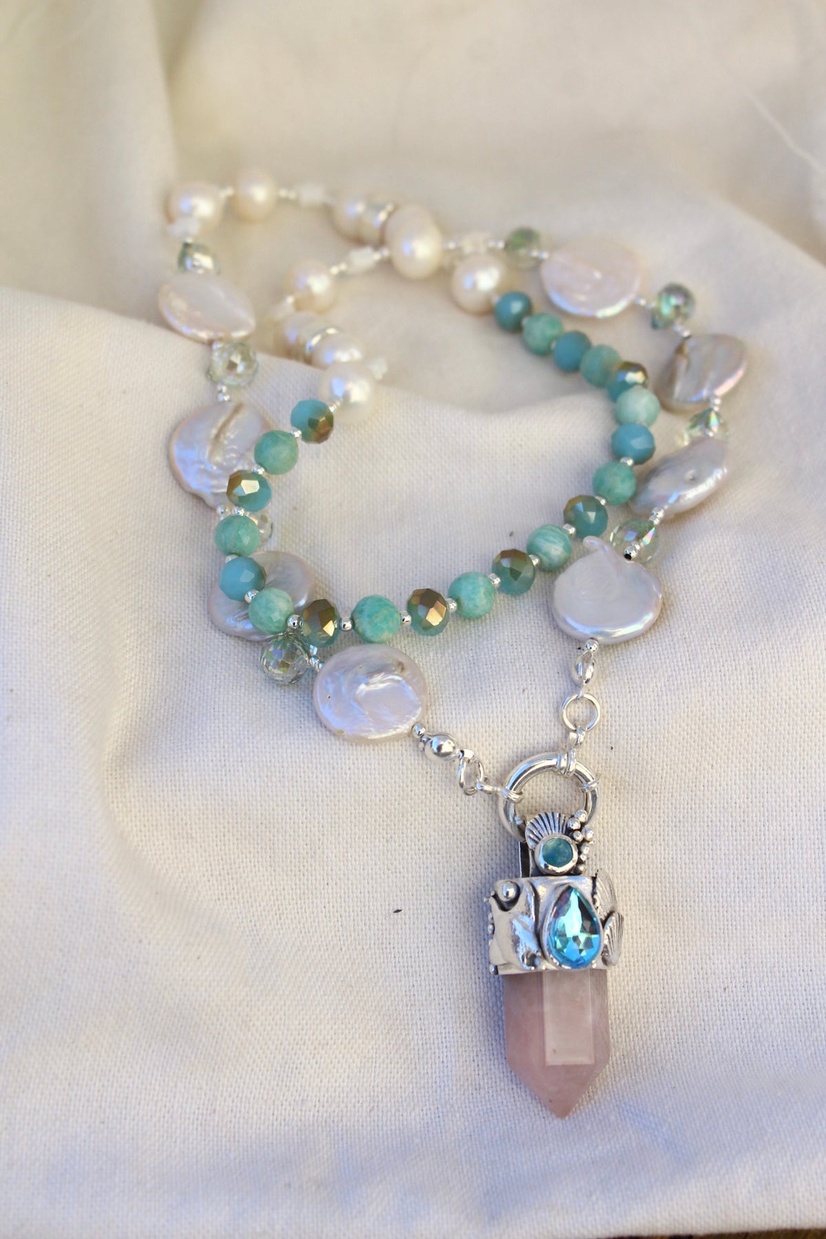 Collar perlas más amuleto