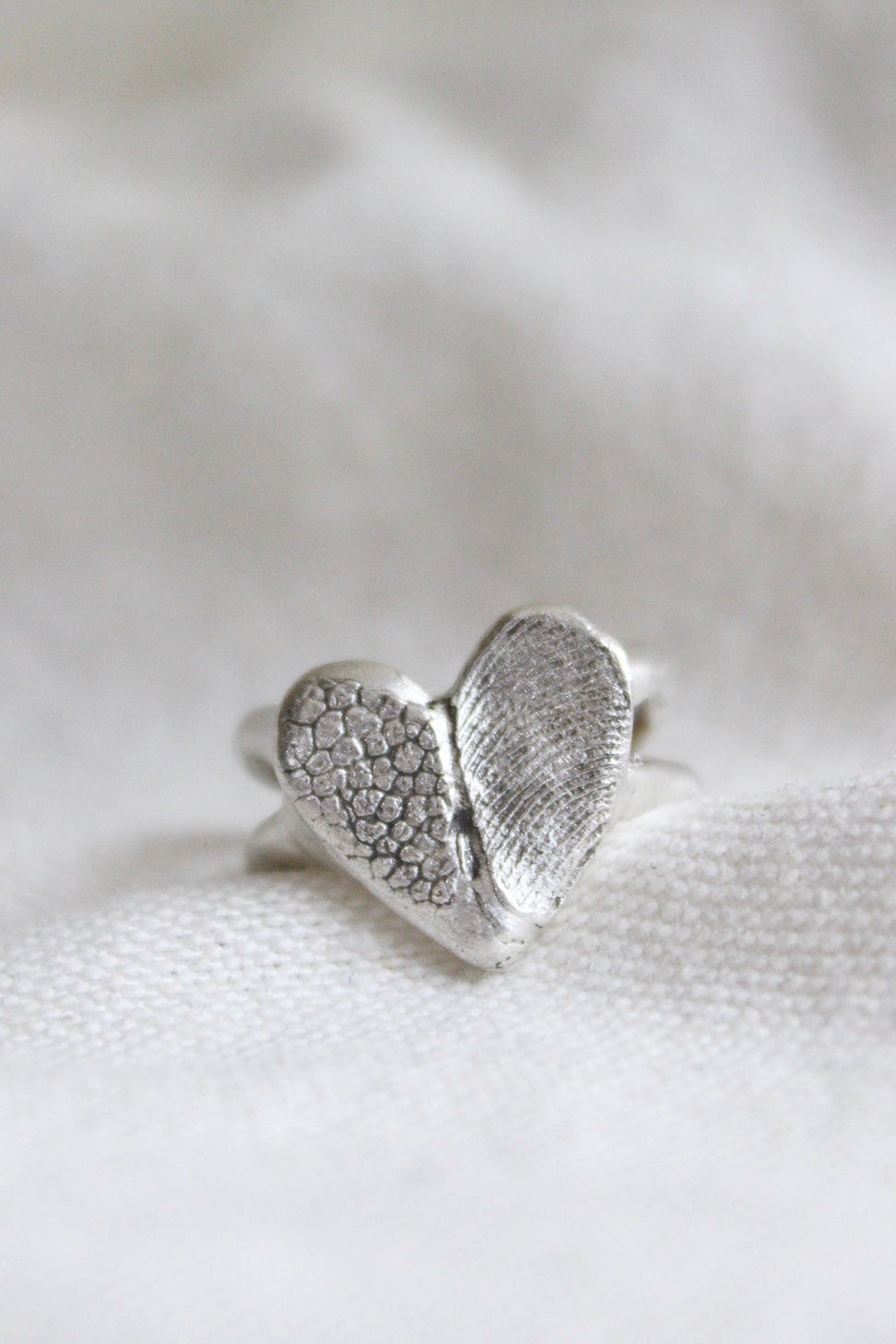 ANILLO HUELLAS CORAZÓN DOBLE