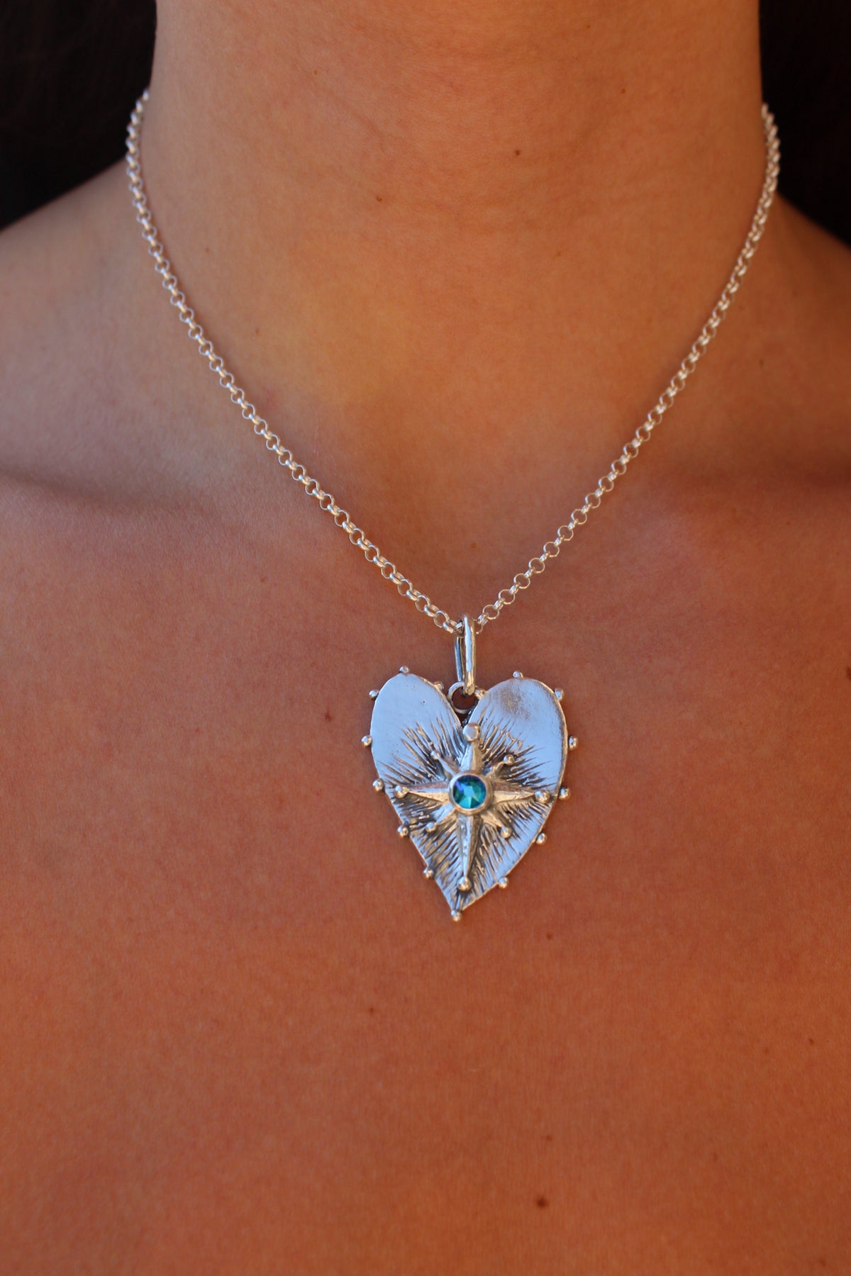 Collar corazón guía cristal azul tornasol