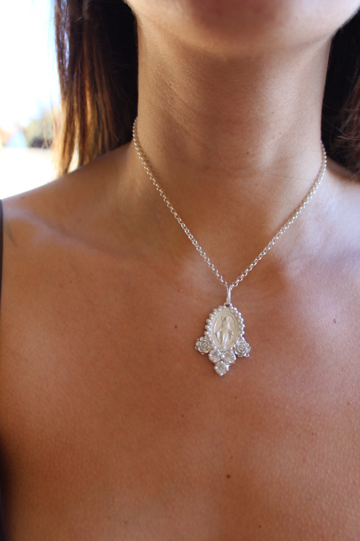 Collar virgen de los milagros rosas