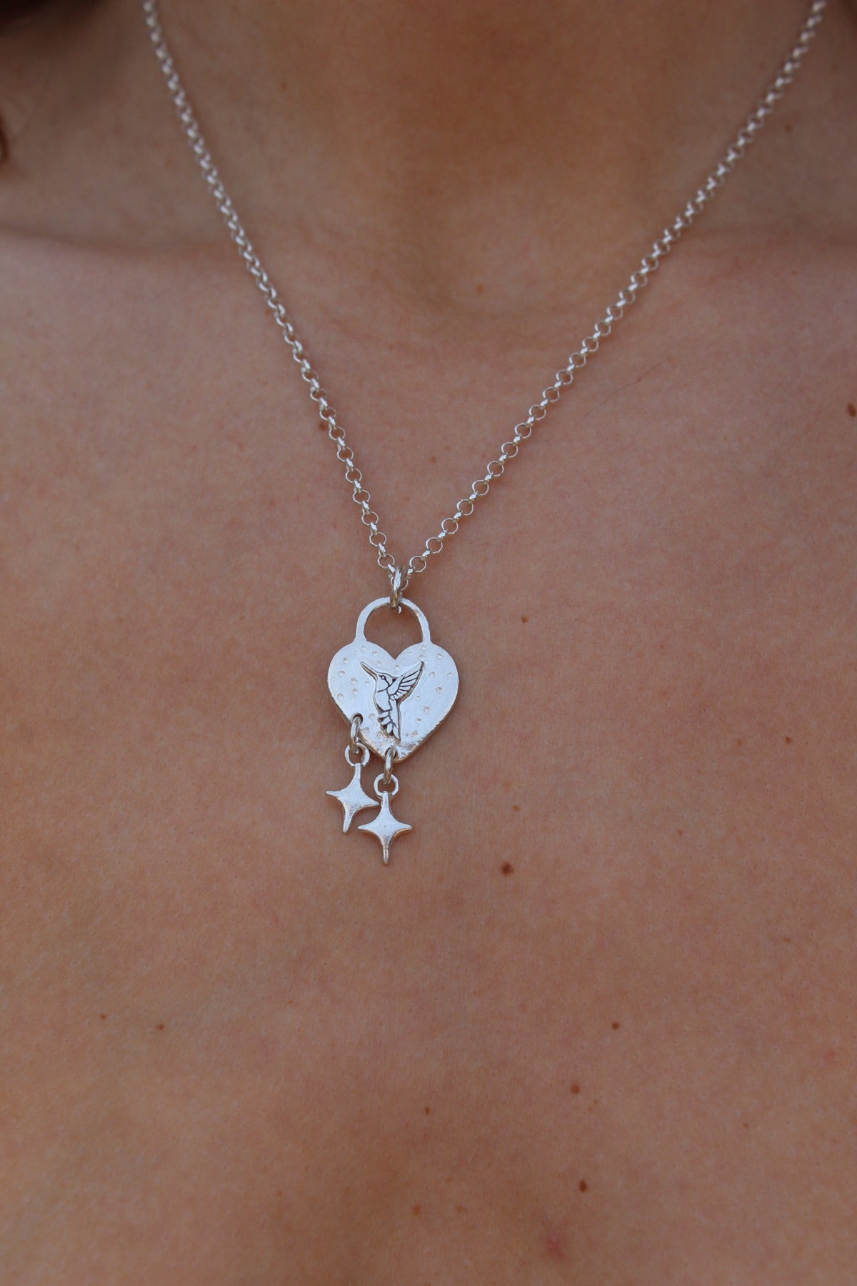 Collar corazón colibrí