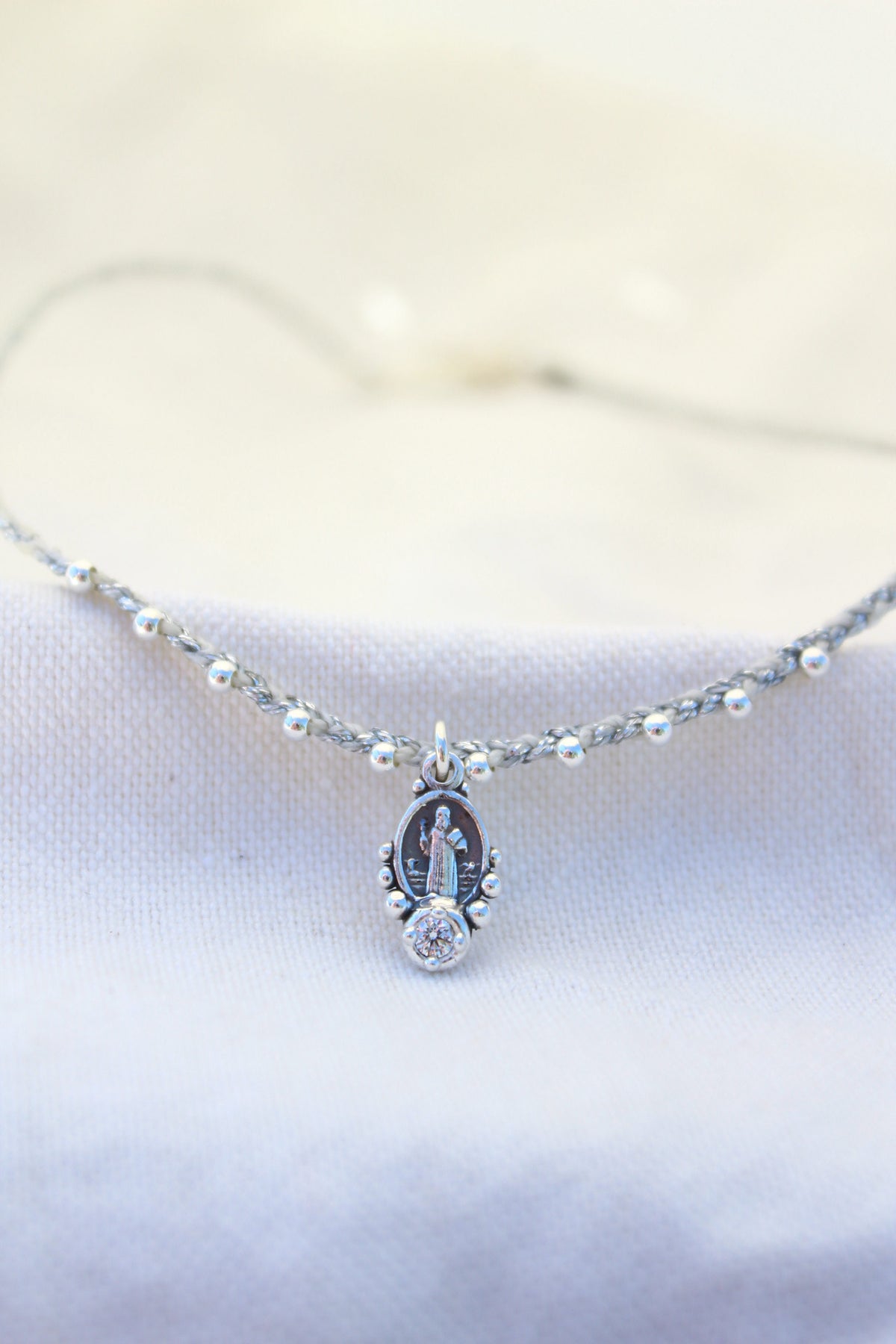 Collar san Benito tejido blanco y plata