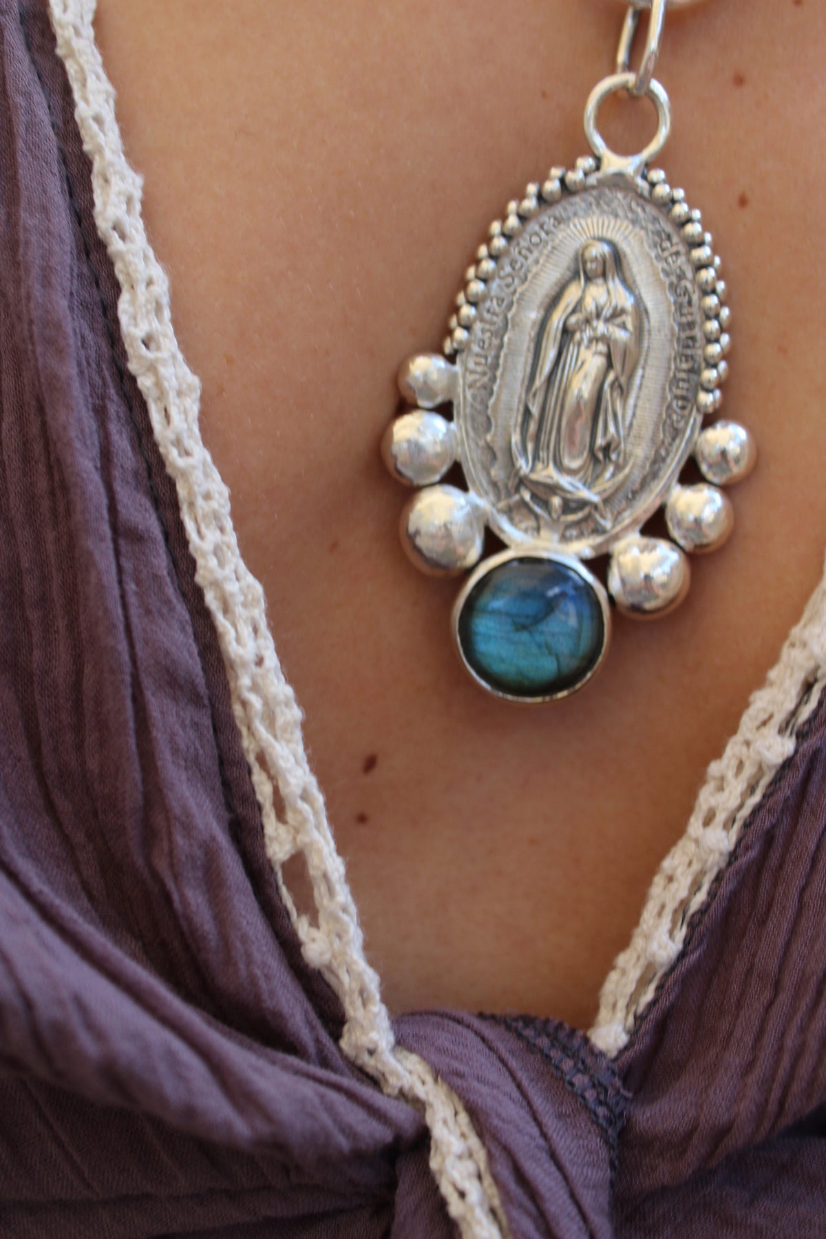 Medalla Virgen de Guadalupe XL con labradorita XL