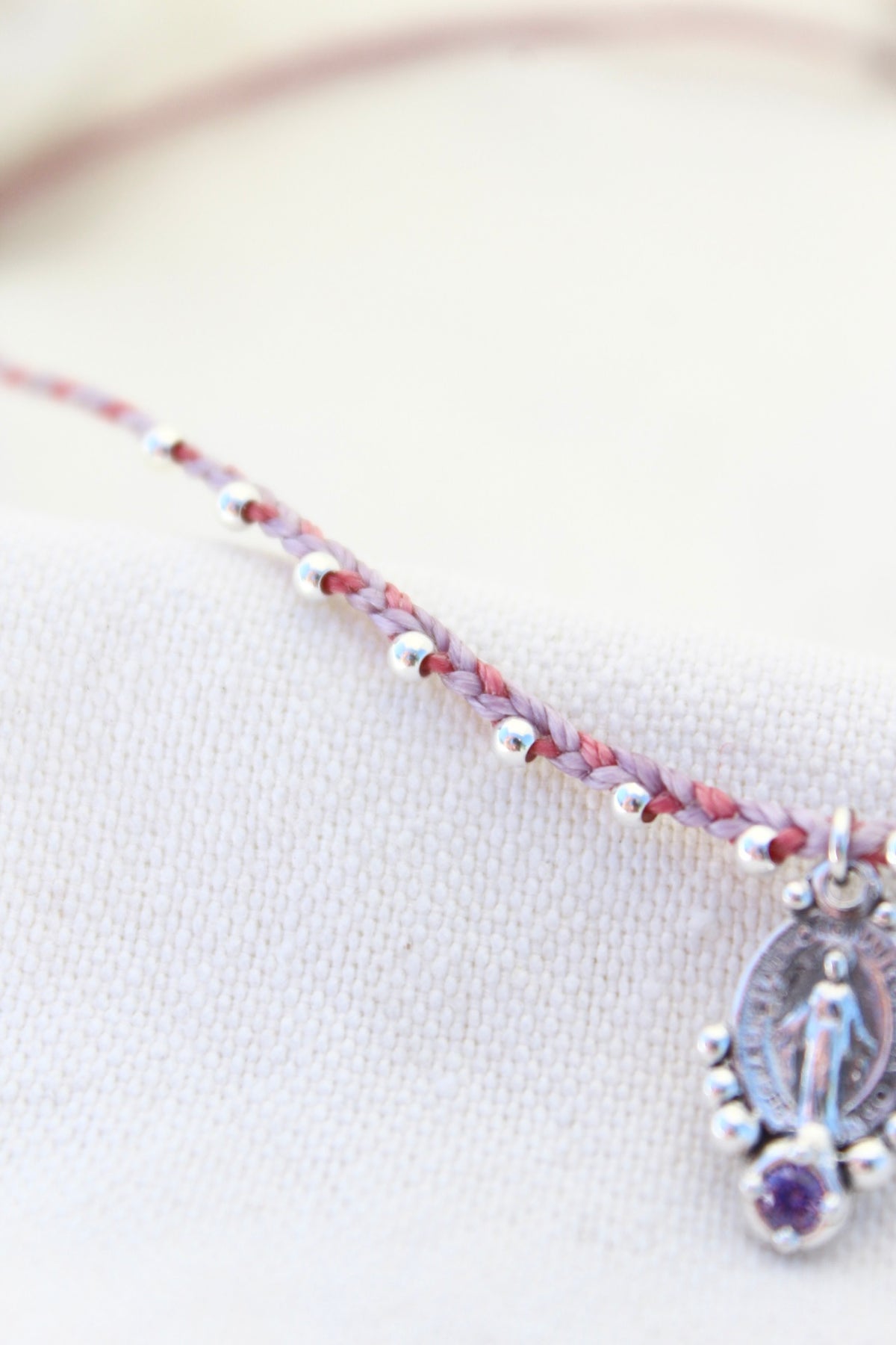 Collar virgen de los milagros tejido rosa y lila