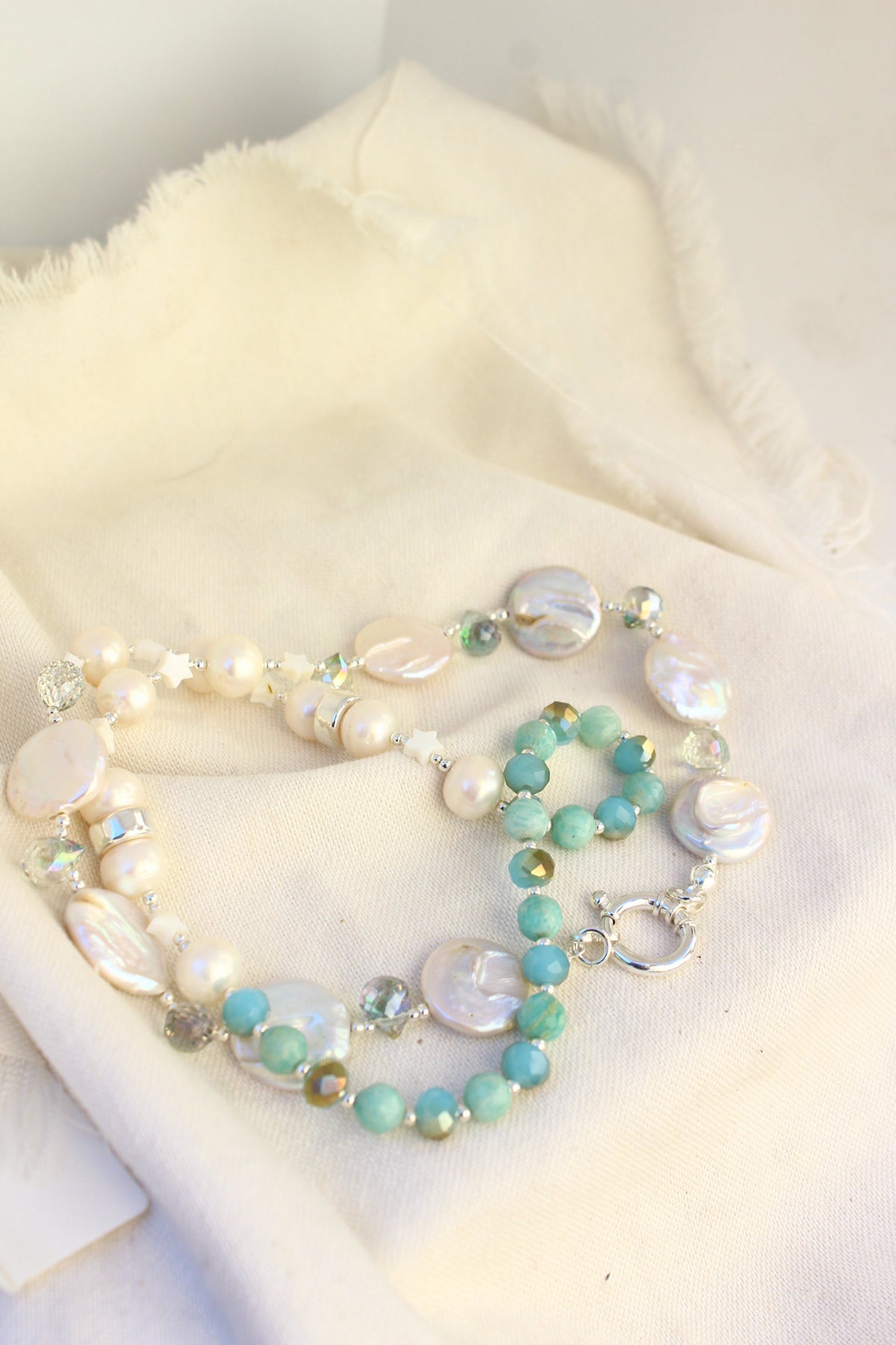 Collar perlas más amuleto