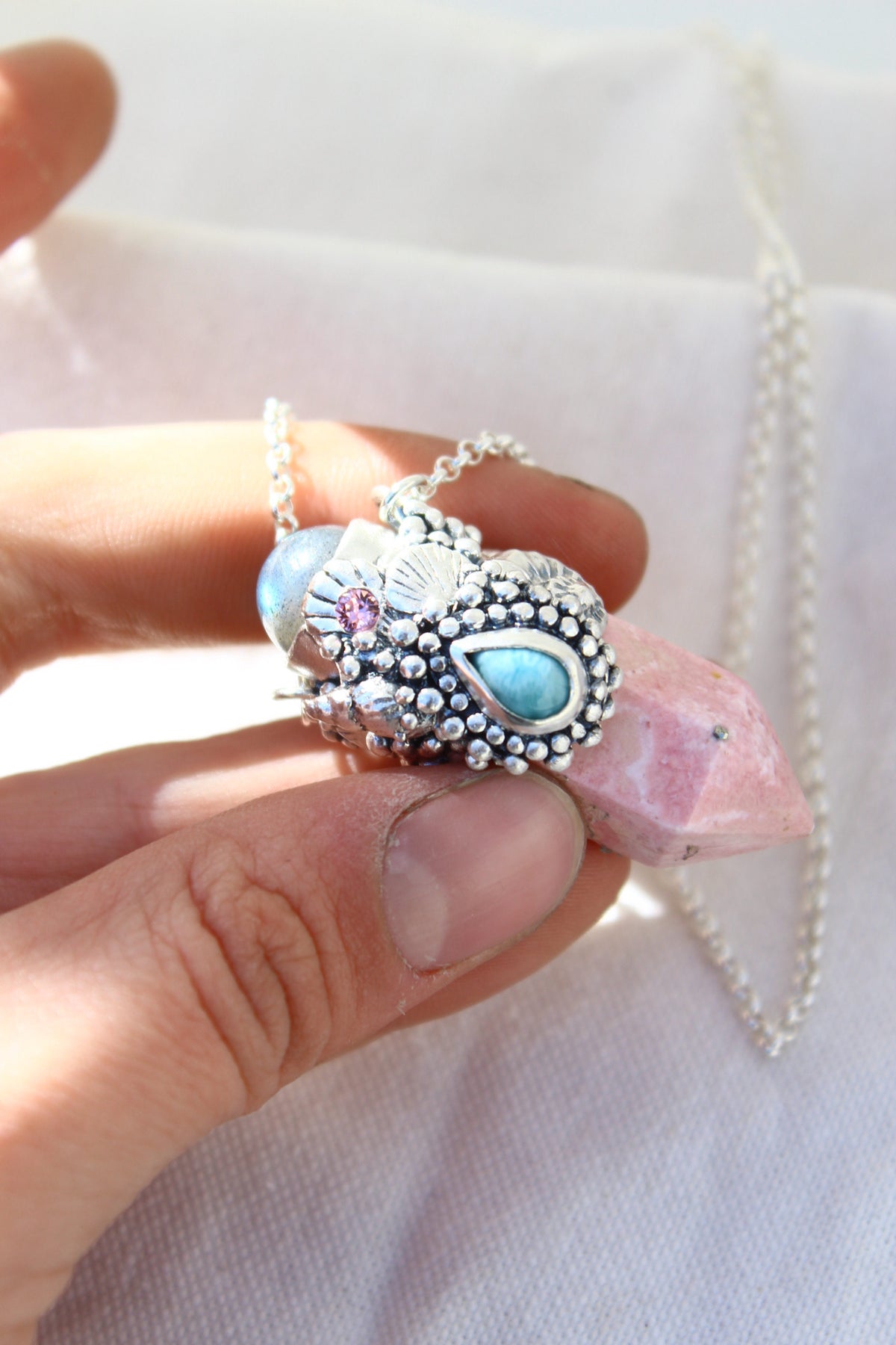 Amuleto rodonita larimar