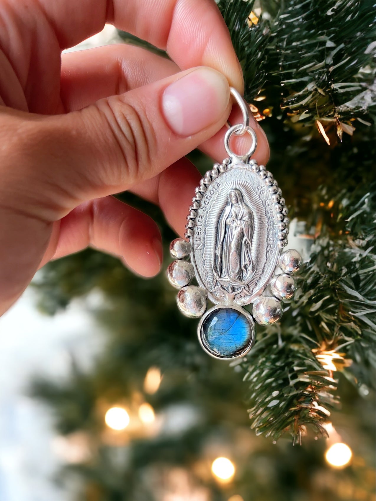 Medalla Virgen de Guadalupe XL con labradorita XL
