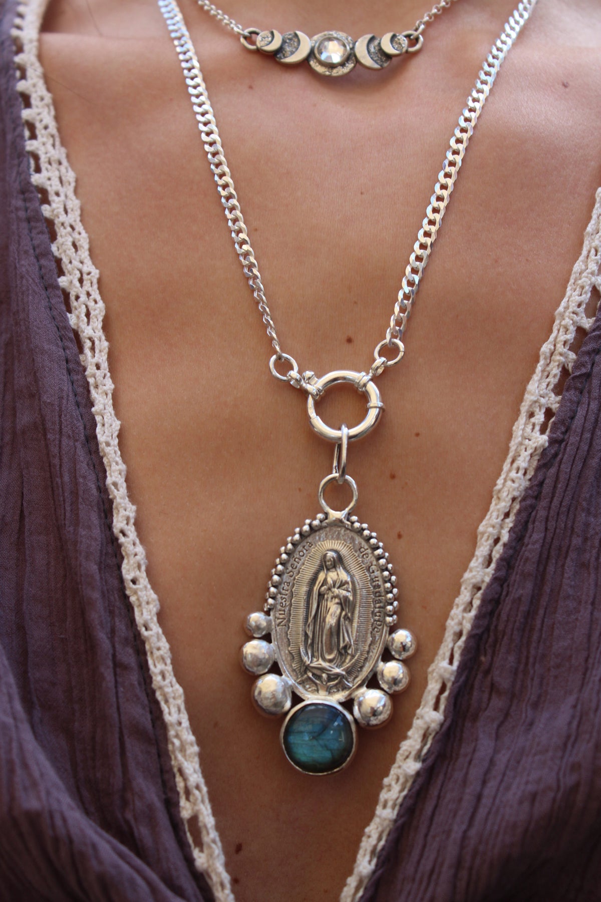 Medalla Virgen de Guadalupe XL con labradorita XL