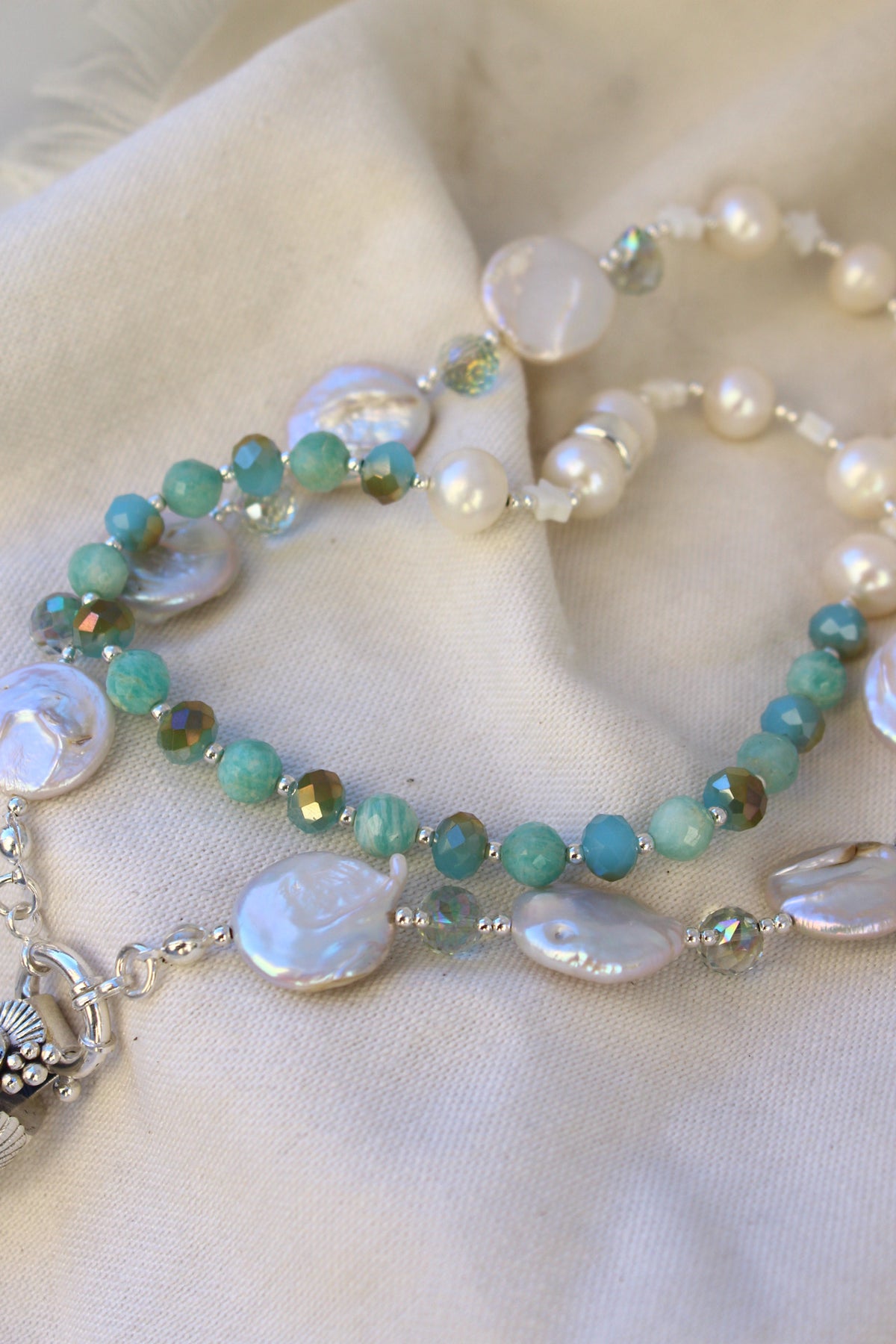 Collar perlas más amuleto