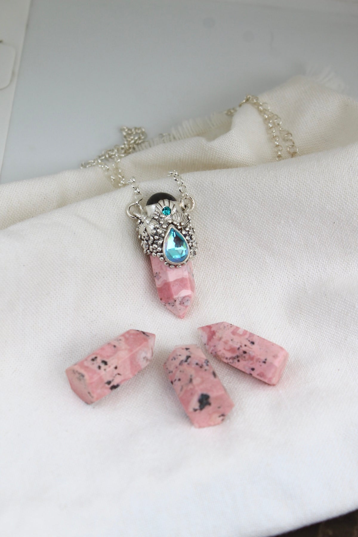 Amuleto rodonita cuarzo místico