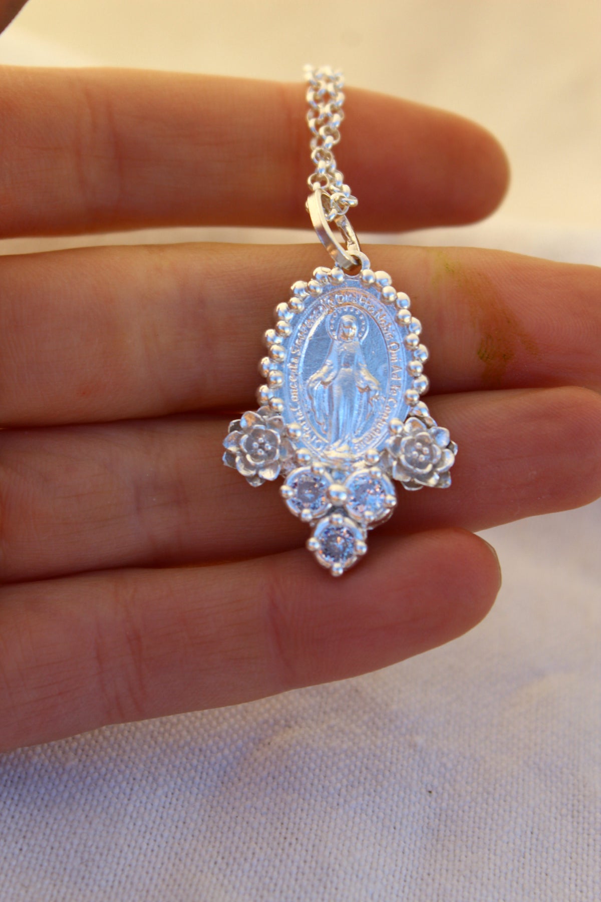 Collar virgen de los milagros rosas