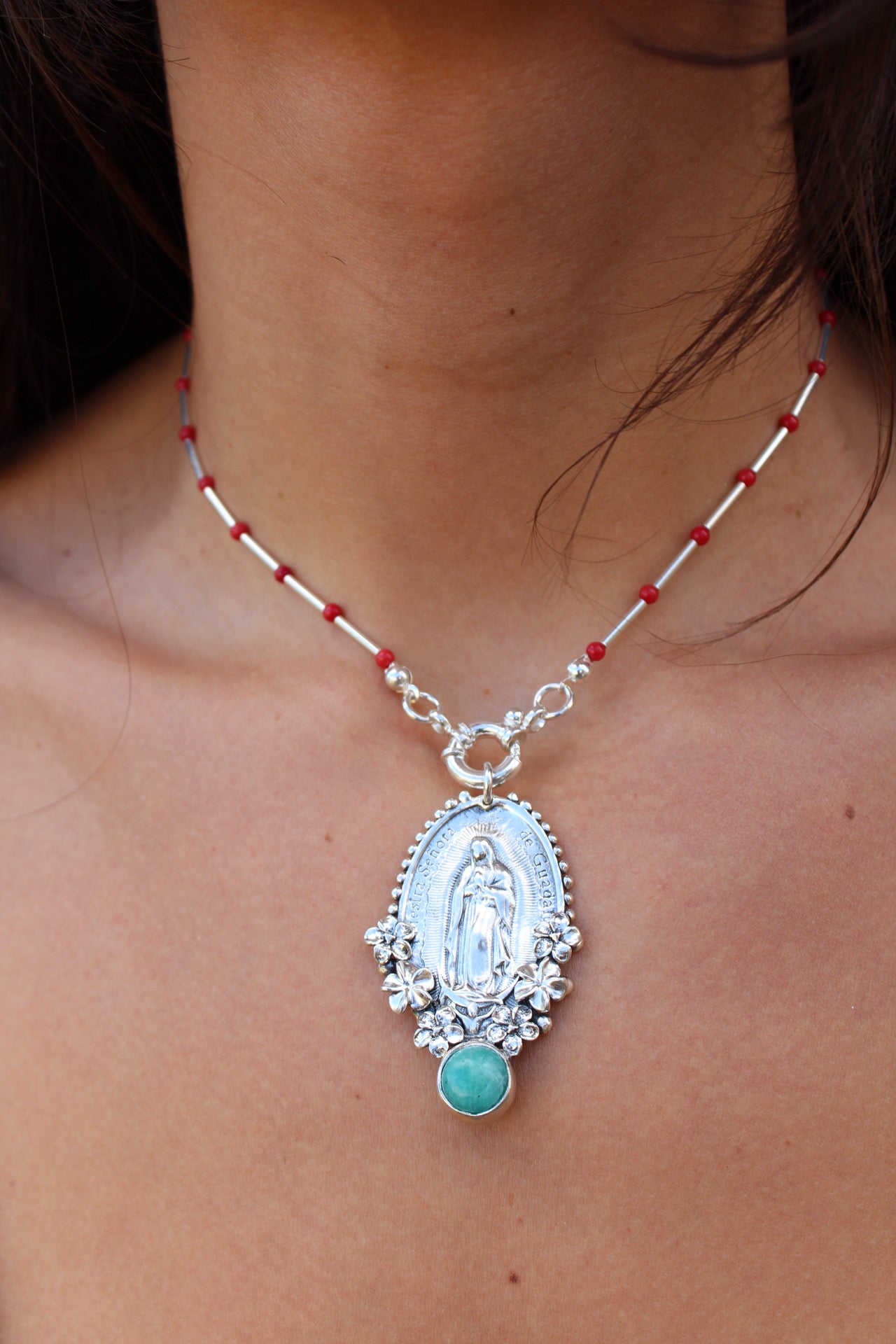 Virgen de Guadalupe XL Amazonita con cadena de coral rojo