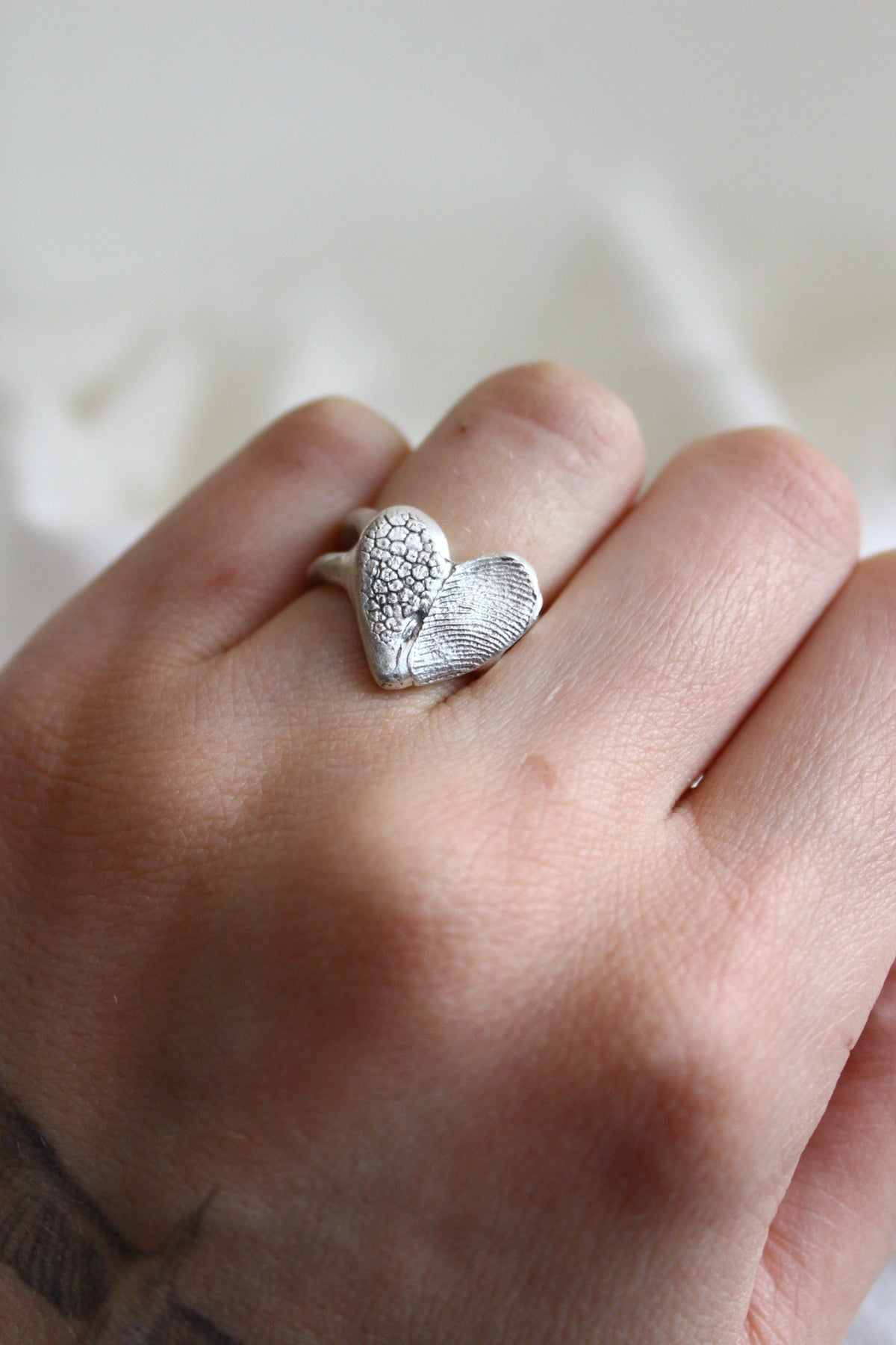 ANILLO HUELLAS CORAZÓN DOBLE