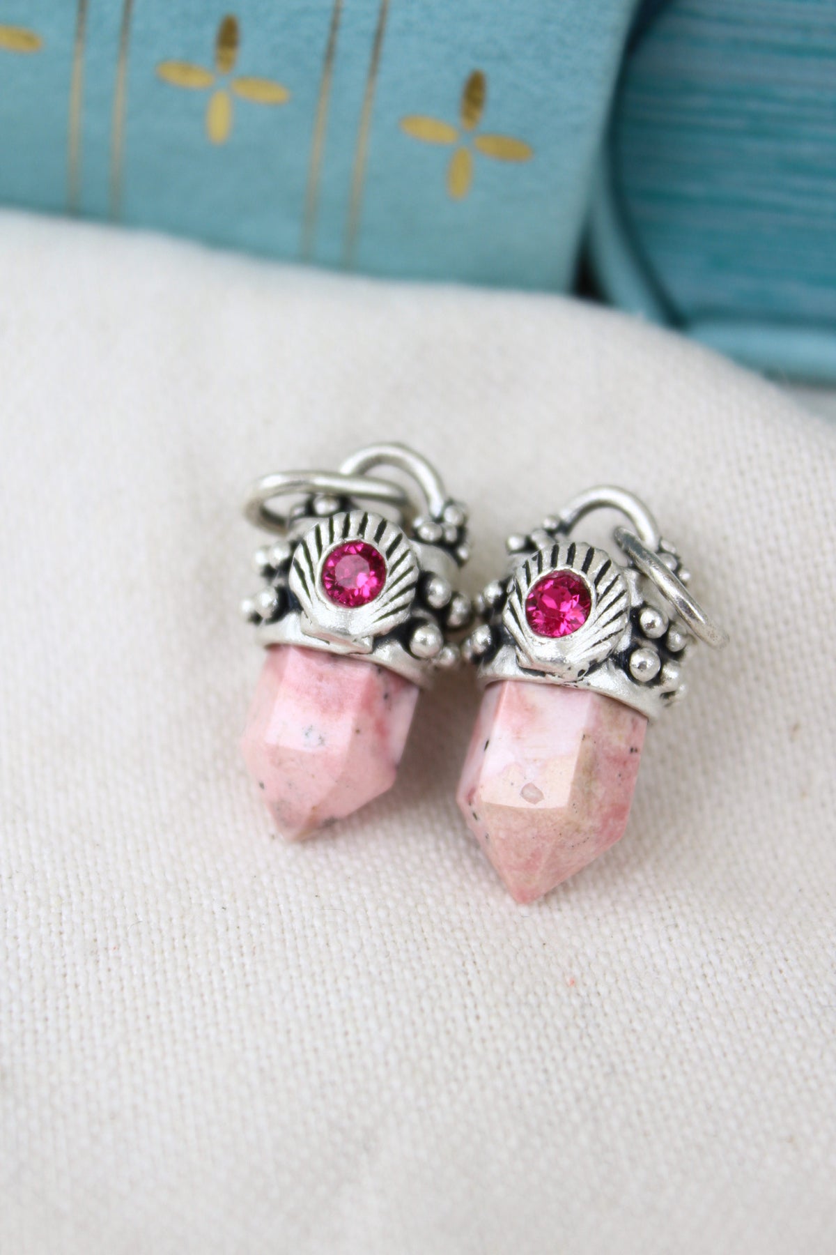 Amuleto petit rodonita concha fucsia