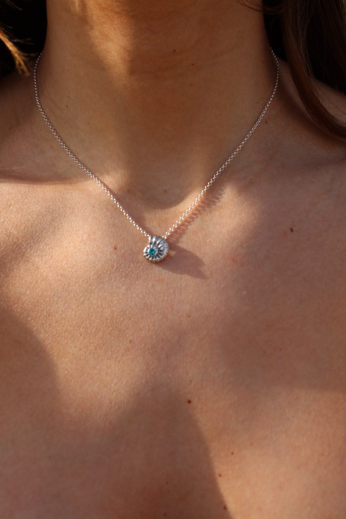 Collar ursula petit vertical con cristal