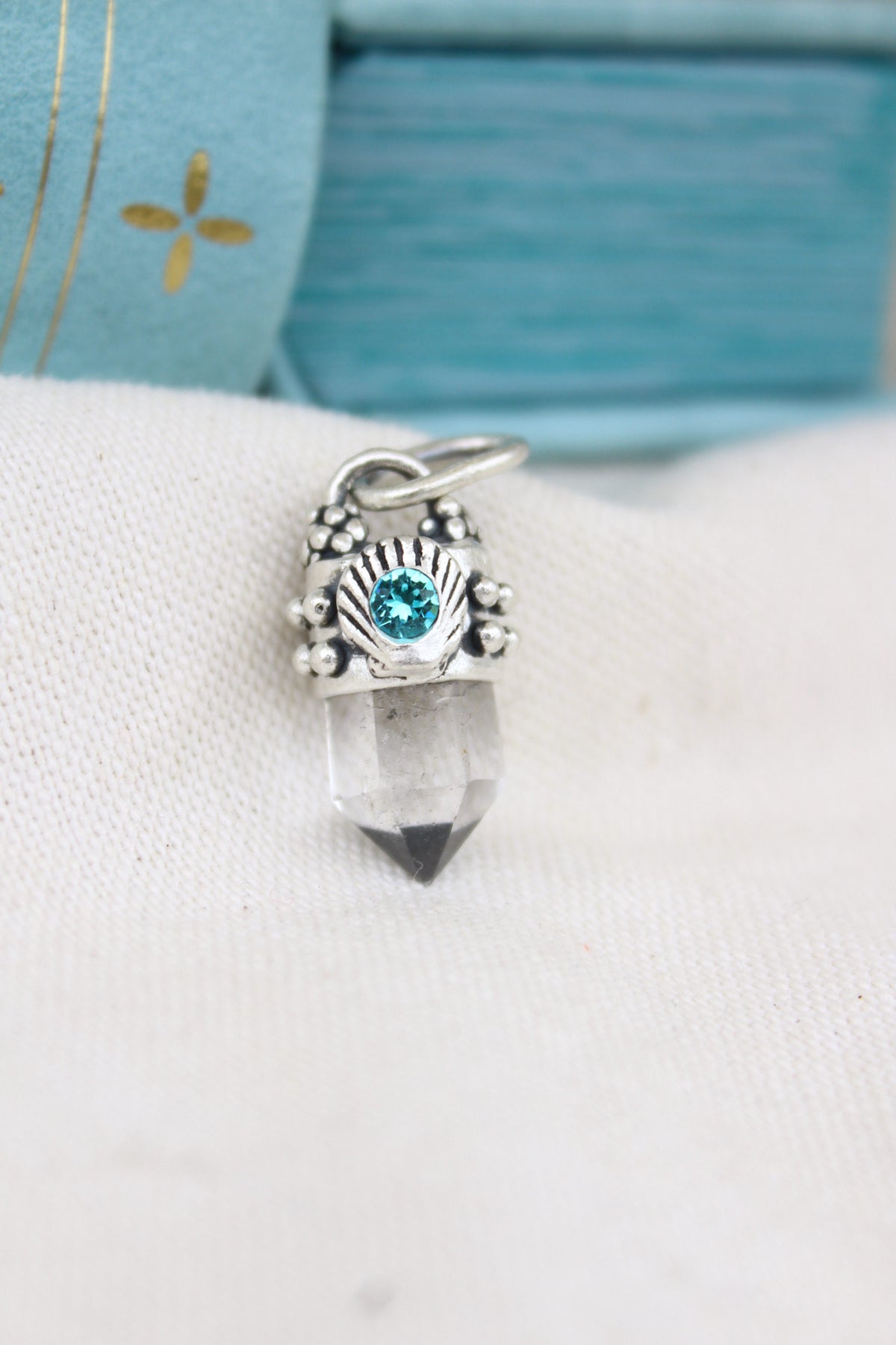 Amuleto petit cuarzo cristal concha celeste