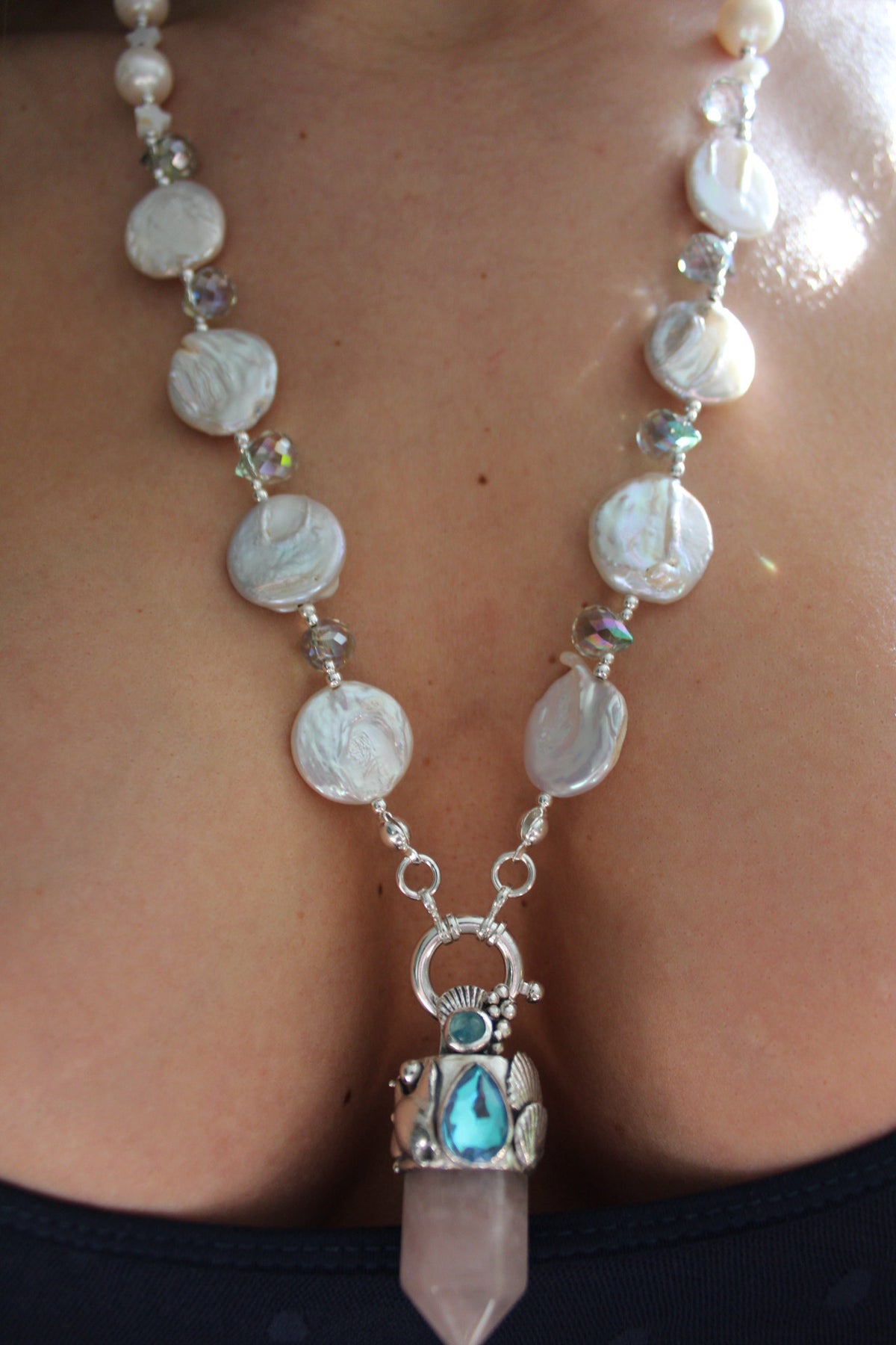 Collar perlas más amuleto