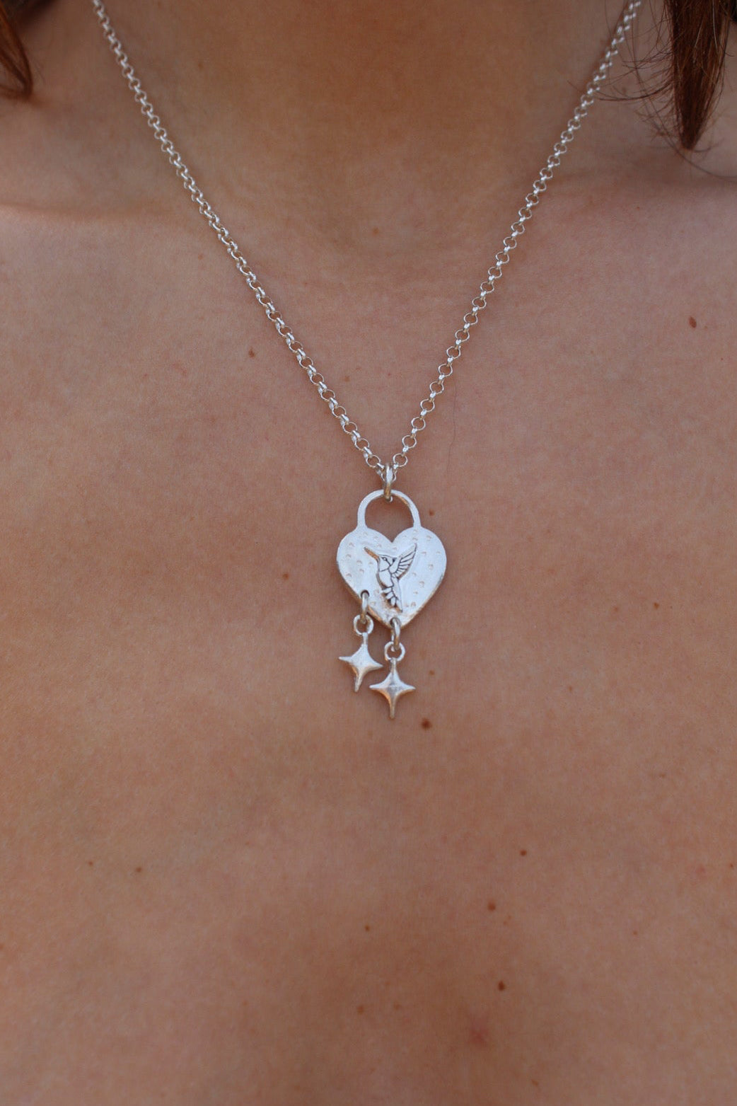 Collar corazón colibrí