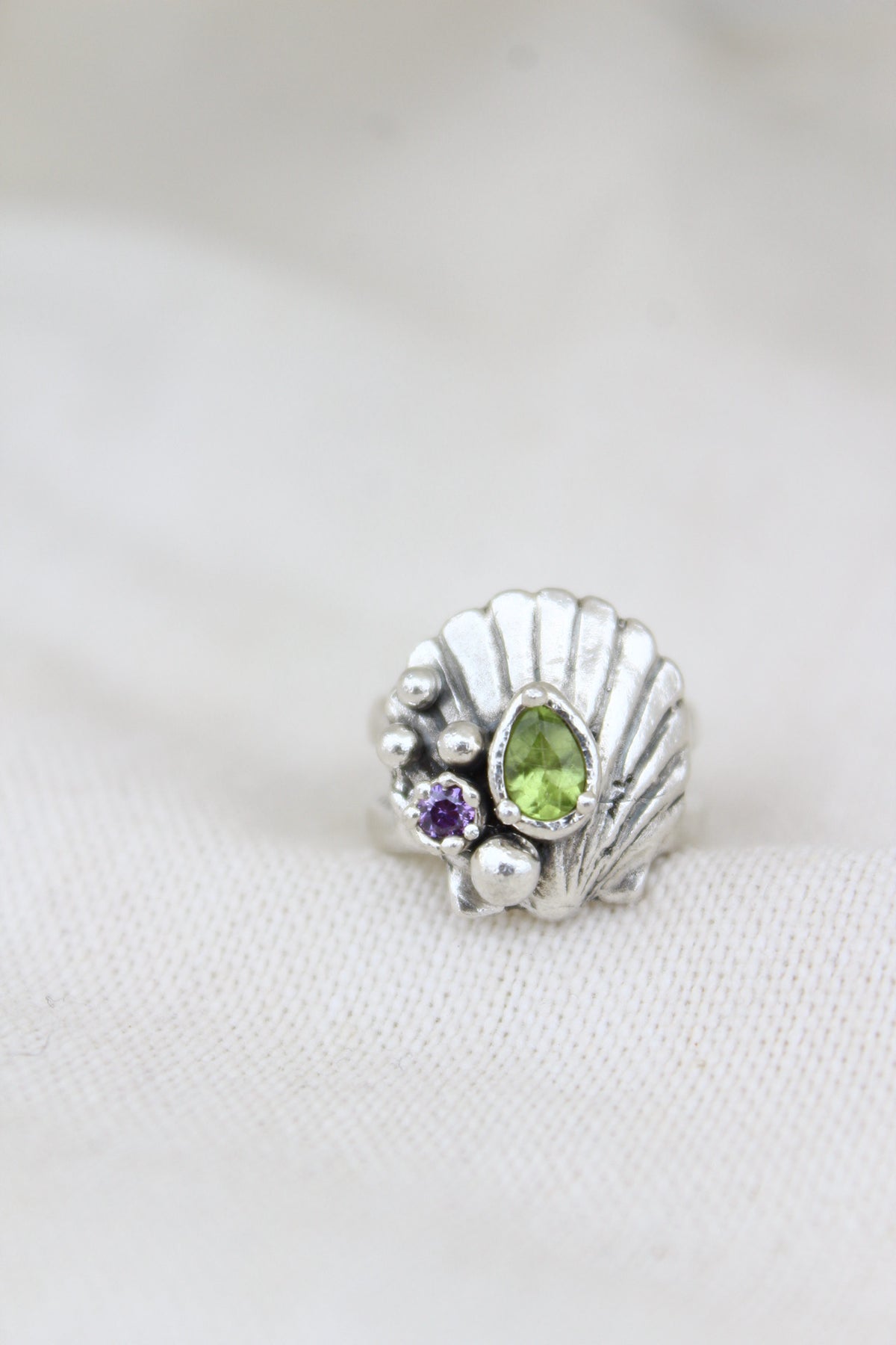 Anillo concha peridoto talla 8