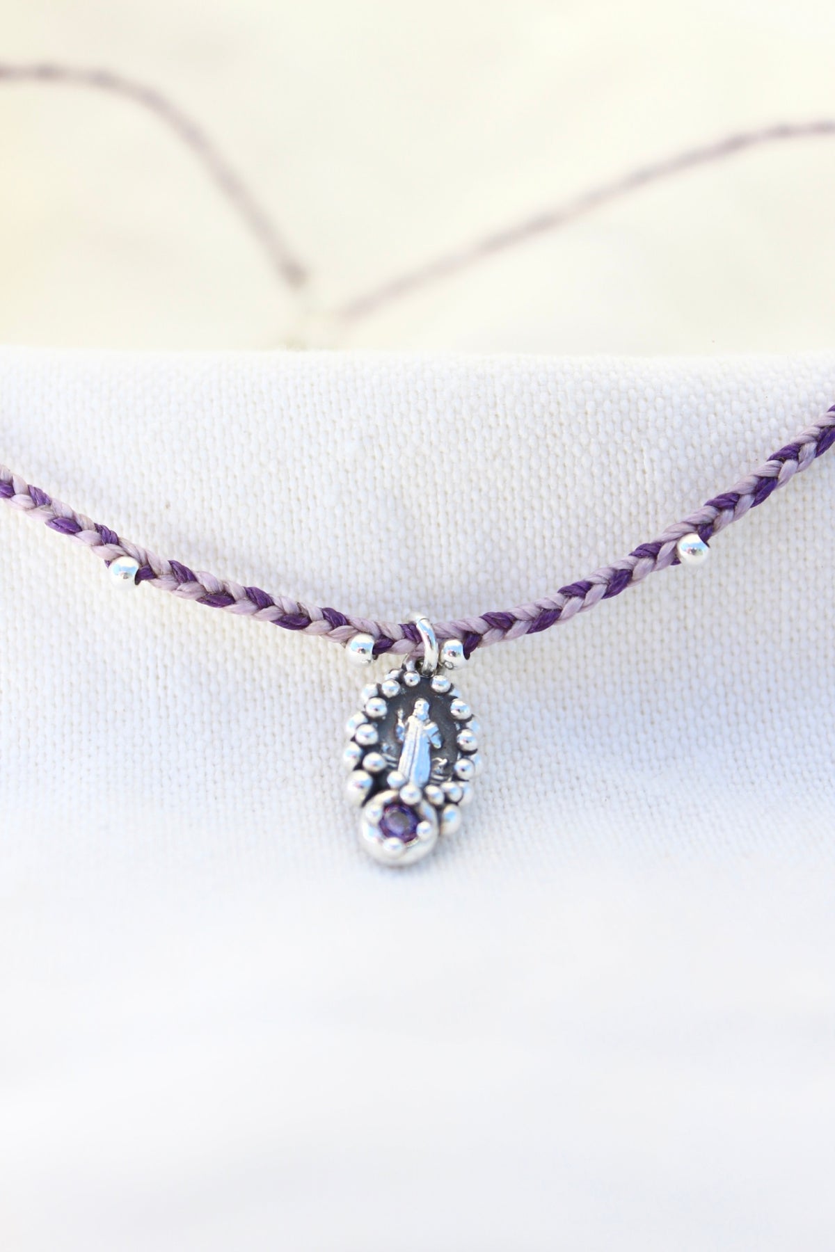 Collar san Benito tejido morado y lila