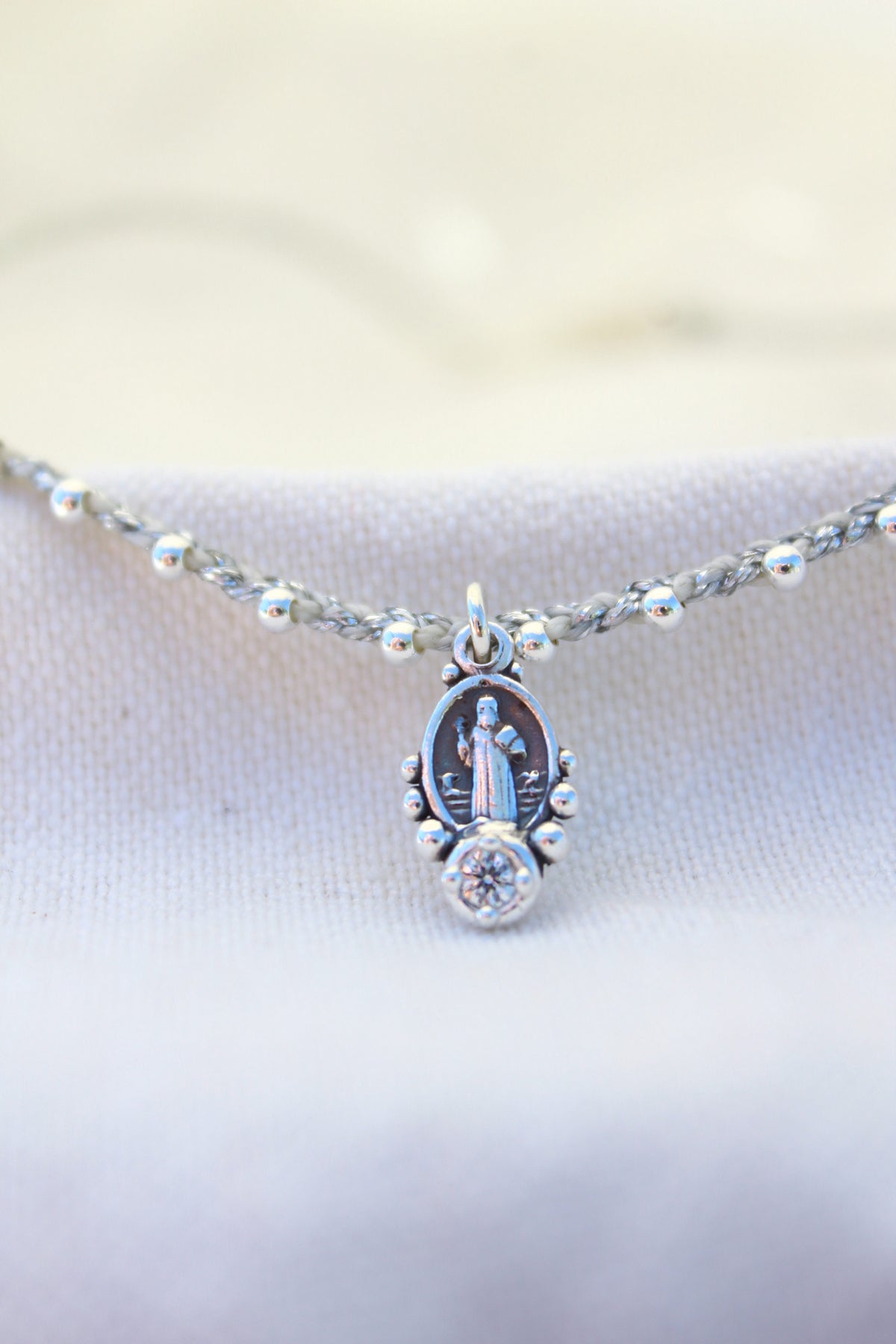 Collar san Benito tejido blanco y plata