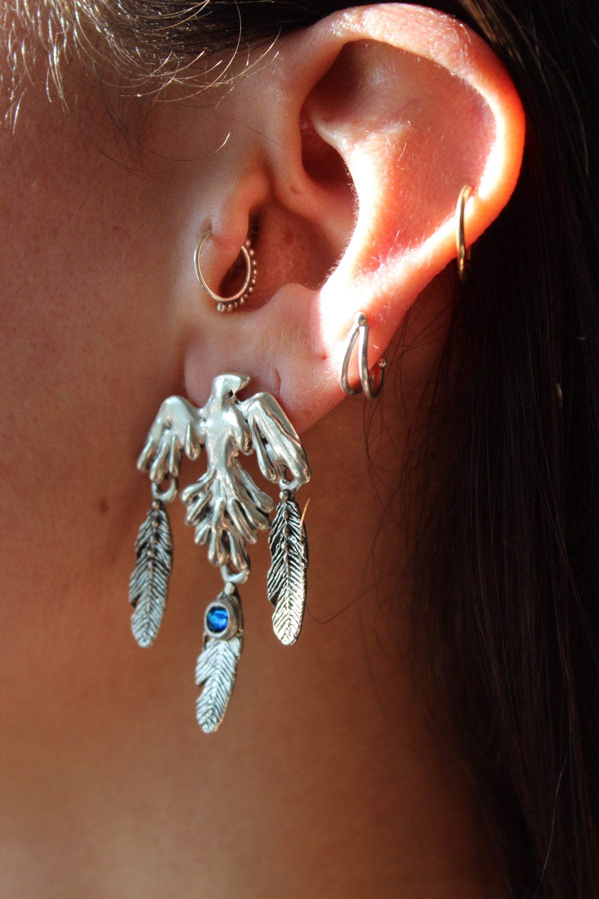 Aros águila plumas cristal azul