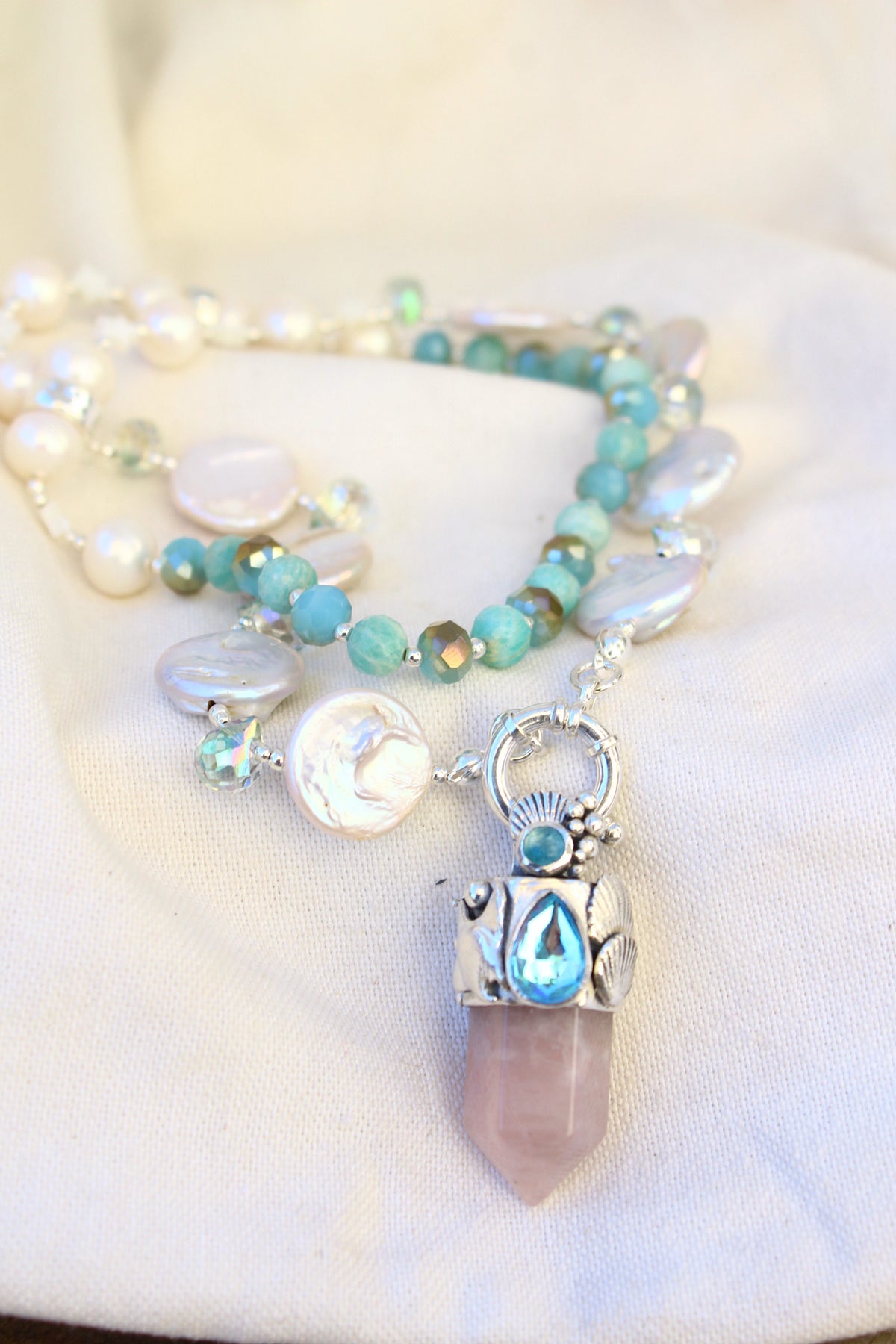 Collar perlas más amuleto