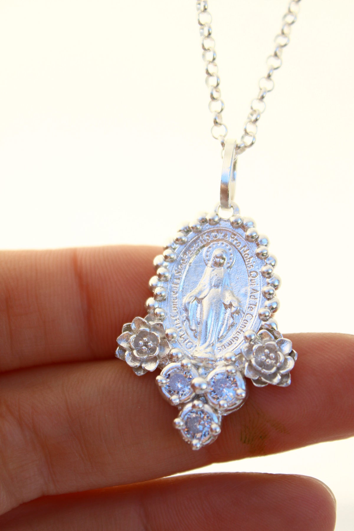 Collar virgen de los milagros rosas