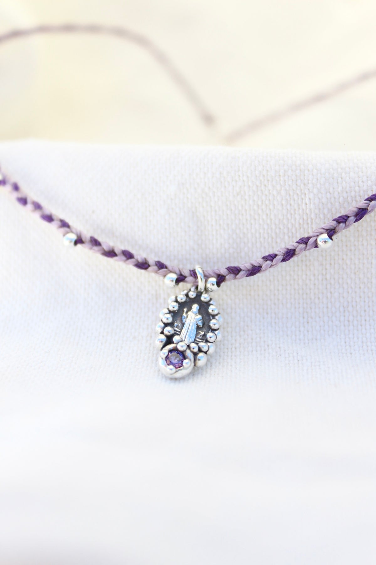 Collar san Benito tejido morado y lila