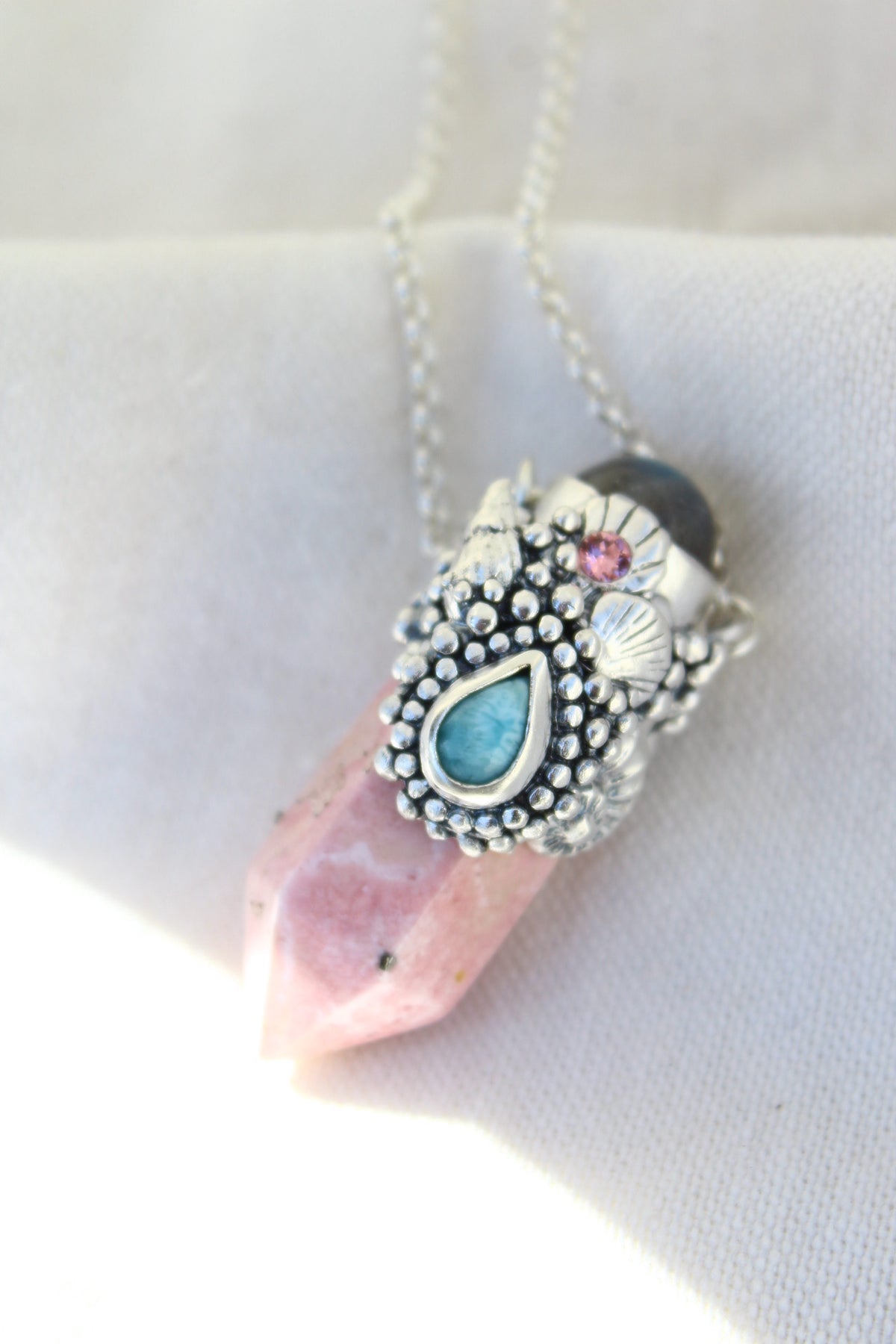 Amuleto rodonita larimar