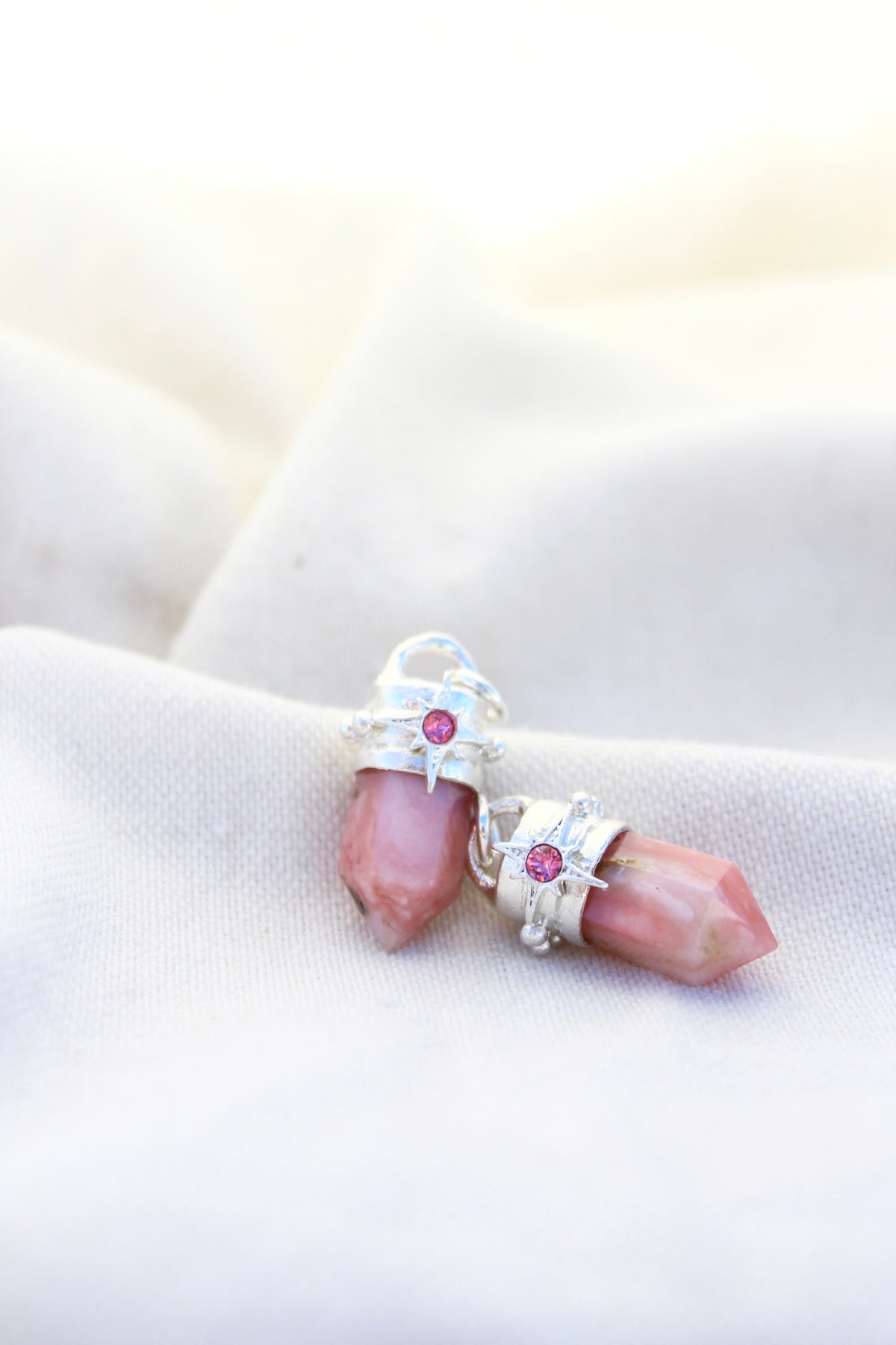 Amuleto LUCERO petit opalo rosa