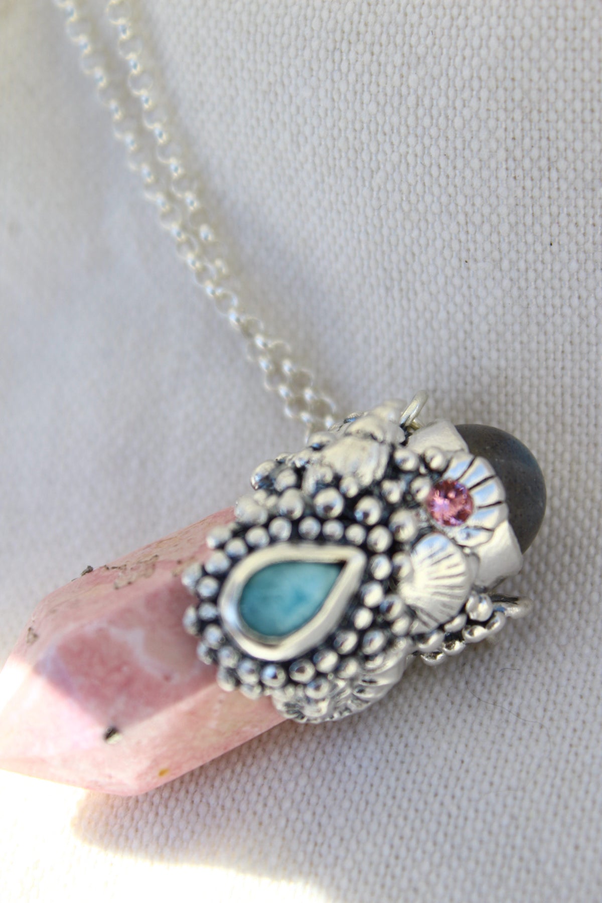 Amuleto rodonita larimar