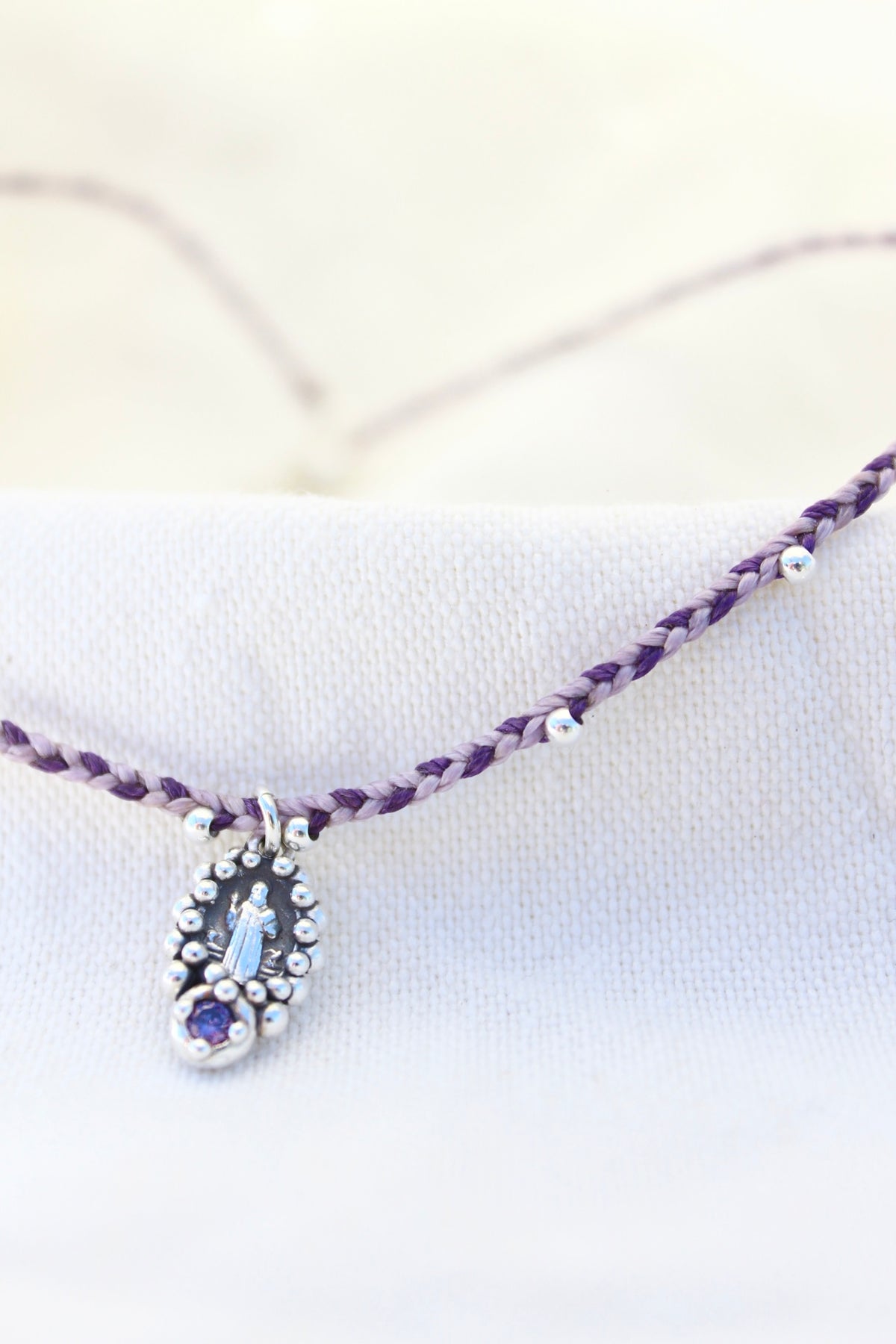 Collar san Benito tejido morado y lila