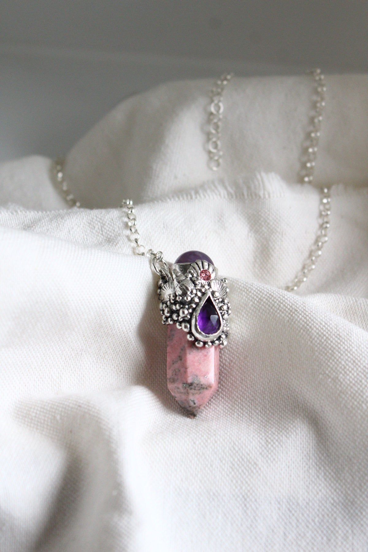 Amuleto rodonita amatista