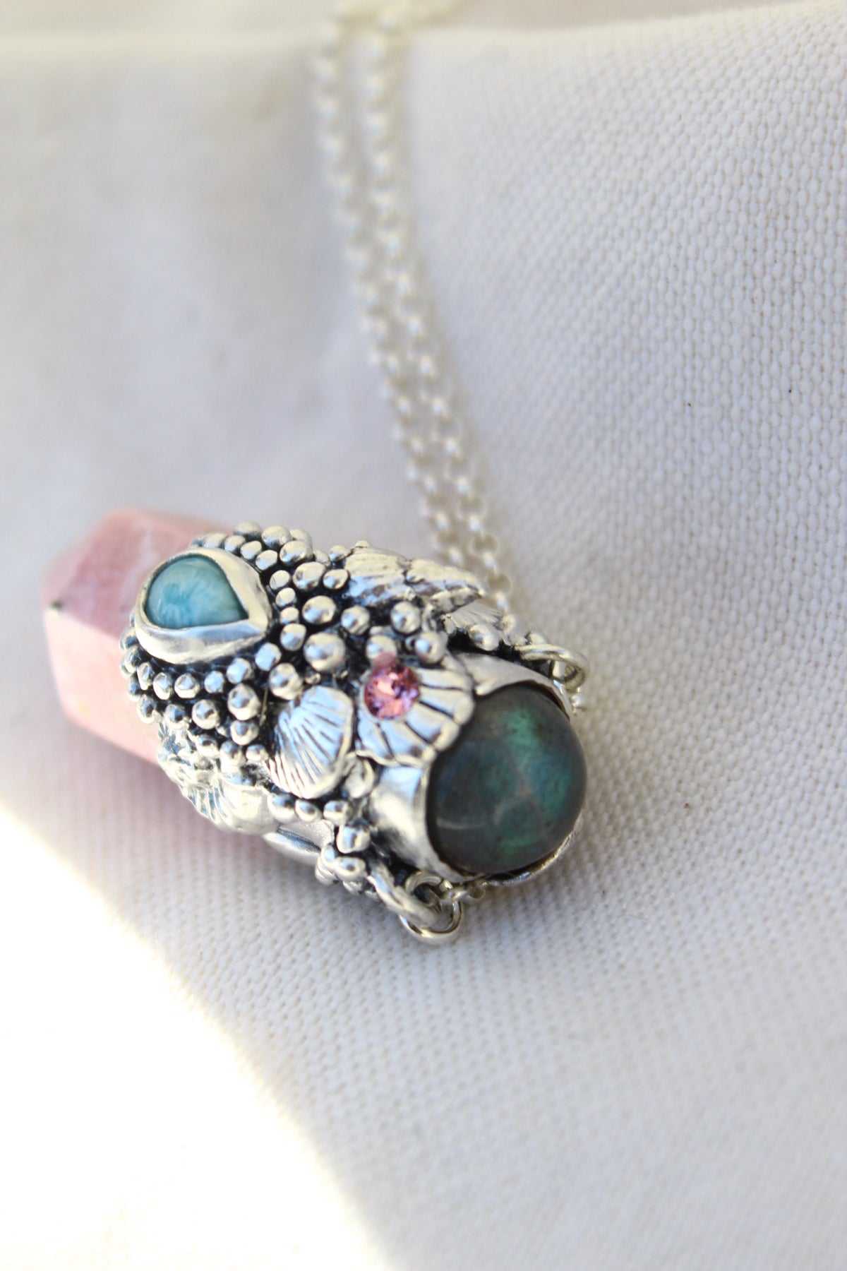 Amuleto rodonita larimar