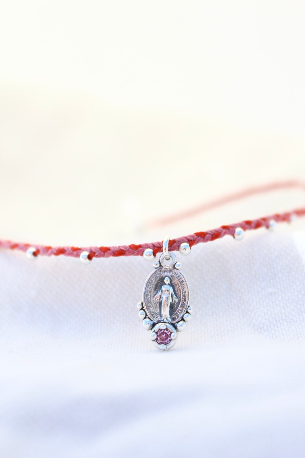 Collar virgen de los rayos tejido rojo y rosa