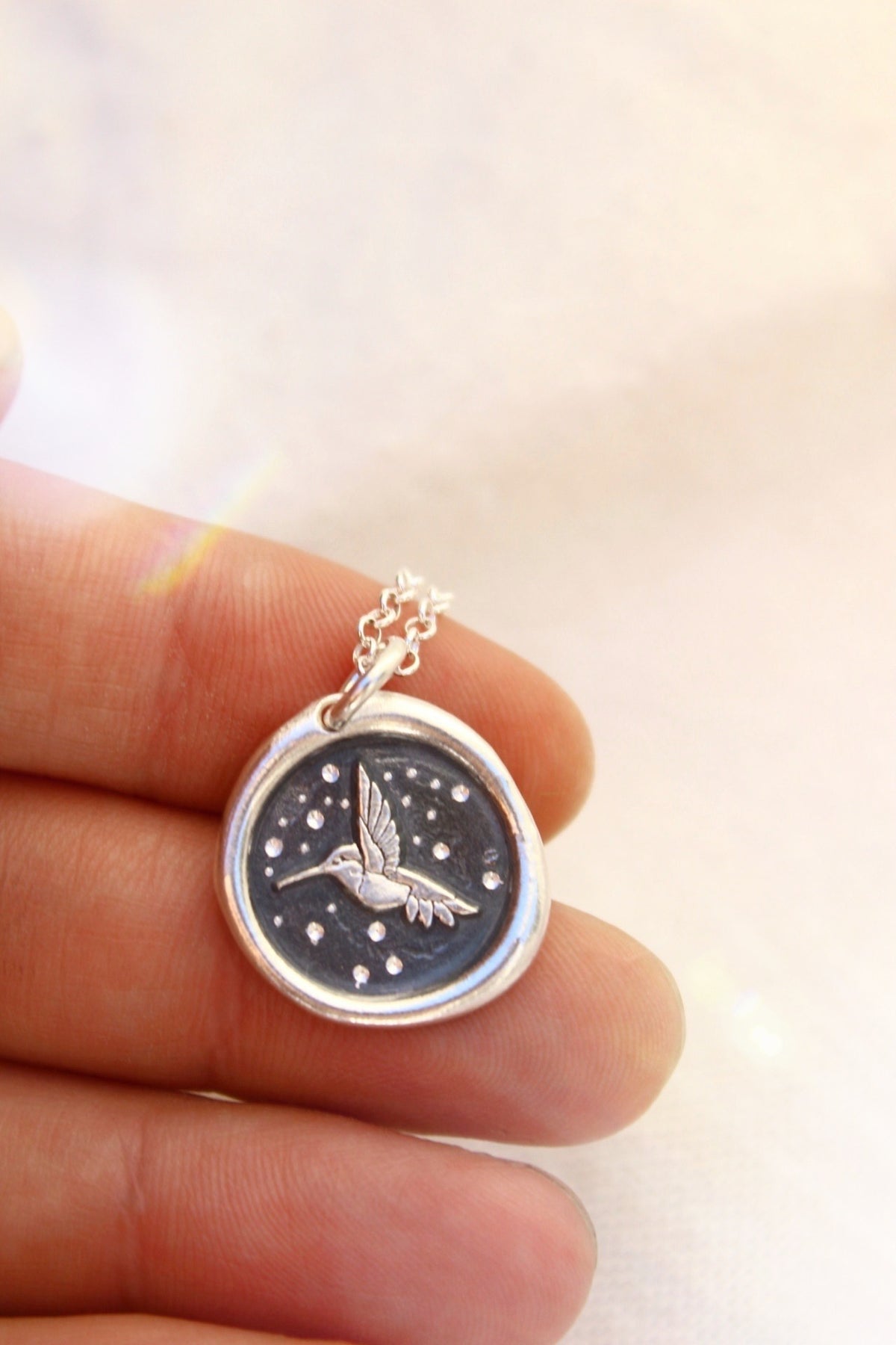 Collar medalla colibrí noche estrellada