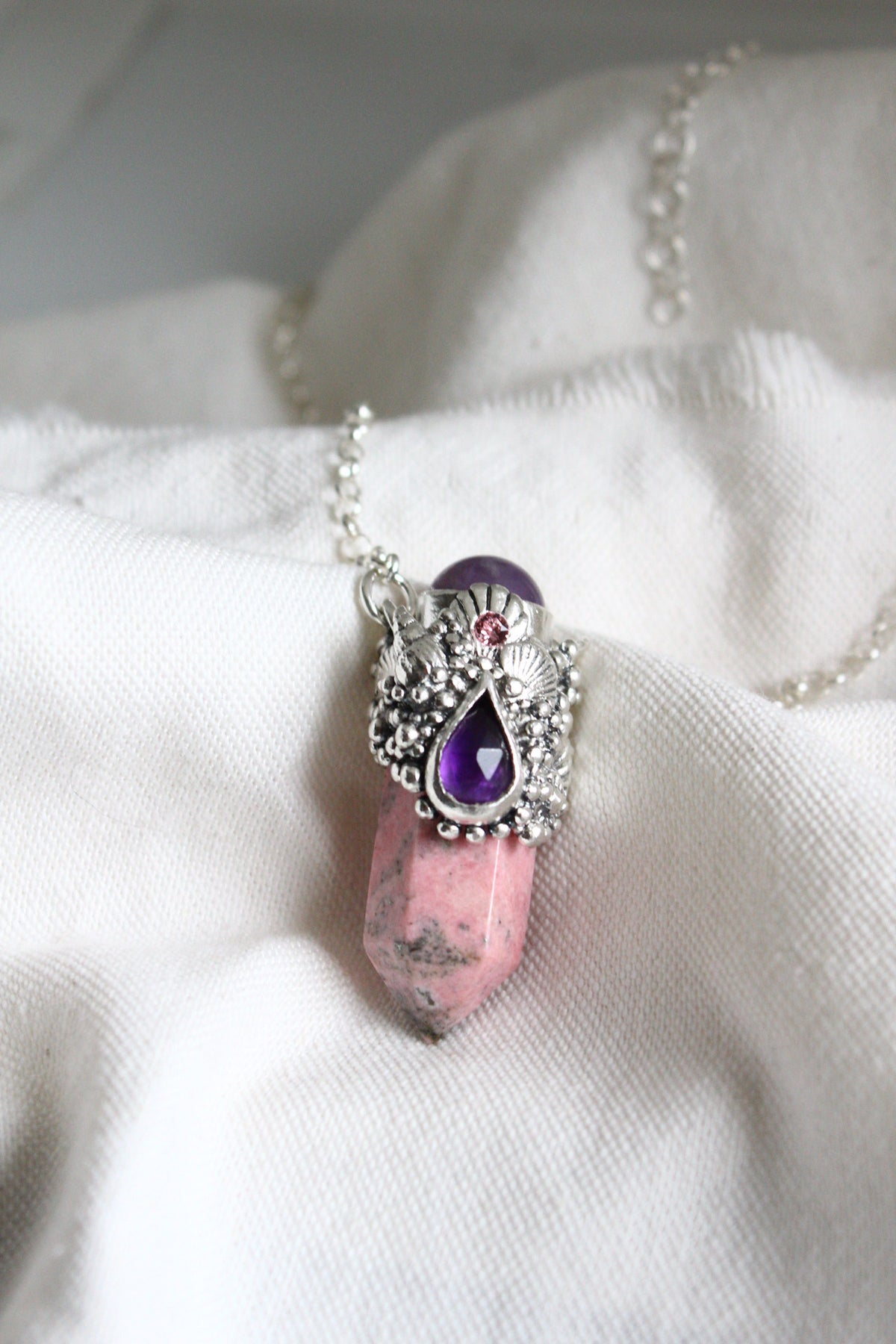 Amuleto rodonita amatista