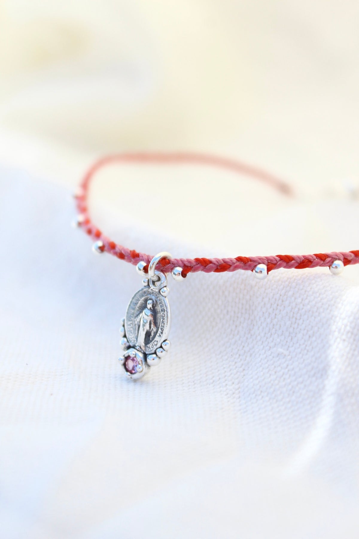 Collar virgen de los rayos tejido rojo y rosa