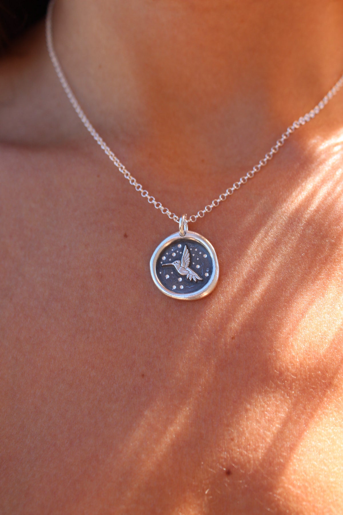 Collar medalla colibrí noche estrellada